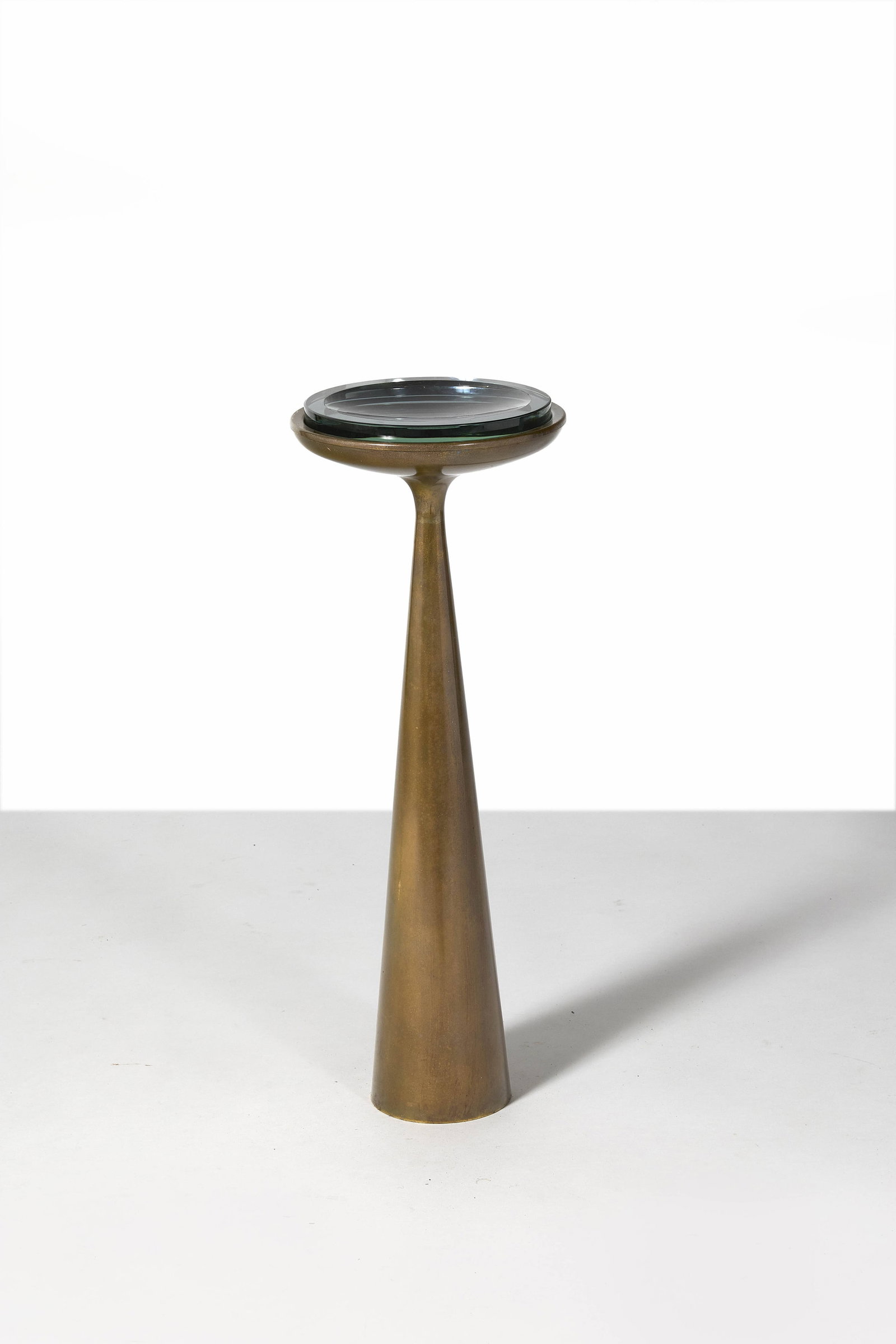 Max INGRAND: Max INGRAND Guéridon modèle 1776 – circa 1960 Piètement en fonte recouvert de laiton, plateau en verre Édition Fontana Arte 67 × 27 cm Bibliographie : Franco