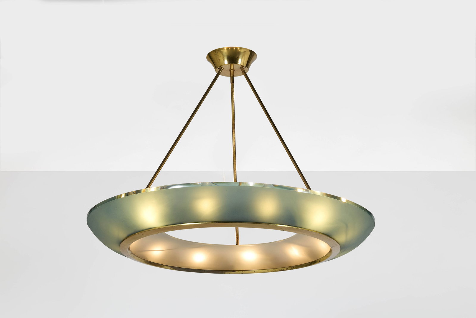 Max INGRAND: Max INGRAND Suspension modèle 1881 – circa 1960 Structure en laiton et métal laqué blanc, diffuseurs en verre sablé bleu et blanc Édition Fontana Arte 70 × 91 cm A 