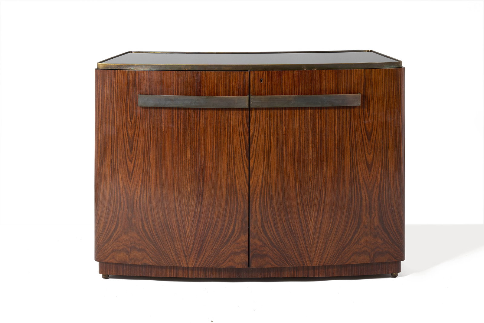Gio PONTI: Gio PONTI Meuble bar – circa 1940 Structure en contreplaqué de peuplier recouvert d’un placage de palissandre des Indes, intérieur plaqué de miroirs, plateau en verre