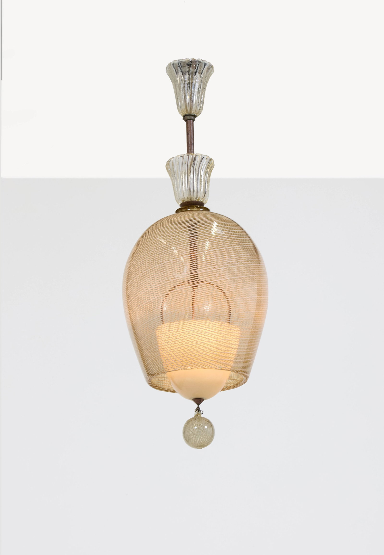 Archimede SEGUSO: Archimede SEGUSO Suspension – circa 1930 Verre de Murano à décor Reticello et à inclusion de feuille d’or 71 × 26 cm A Reticello Murano glass and gold leaf ceiling ligh