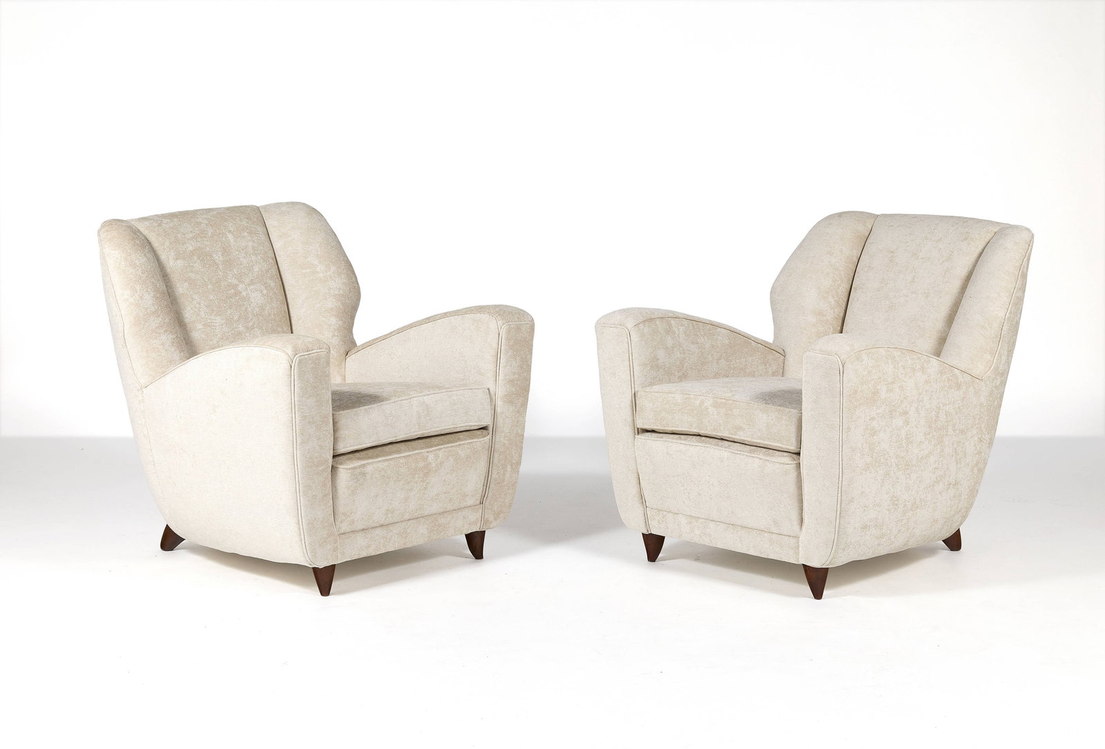 Guglielmo ULRICH: Guglielmo ULRICH (1904-1977) Paire de fauteuils – circa 1950 229 Piètement en noyer, structure tapissée de velours blanc Édition AR.CA Chacun portant la marque de l’édi