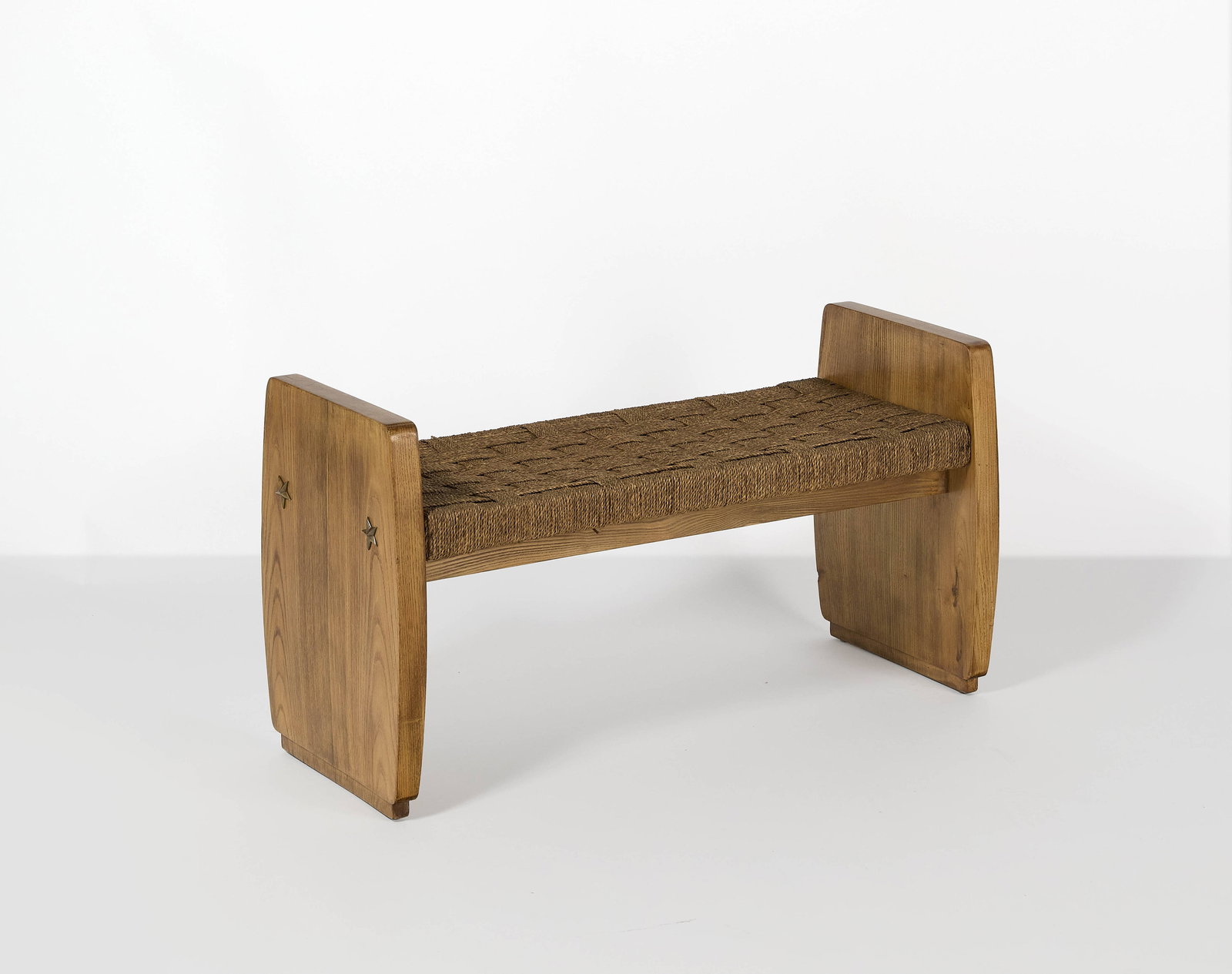 Paolo BUFFA: Paolo BUFFA Banc d’appoint – circa 1950 Structure en chêne, assise en paille tressée 53 × 100 × 39 cm An oakwood and woven straw bench by Paolo Buffa - circa 1950