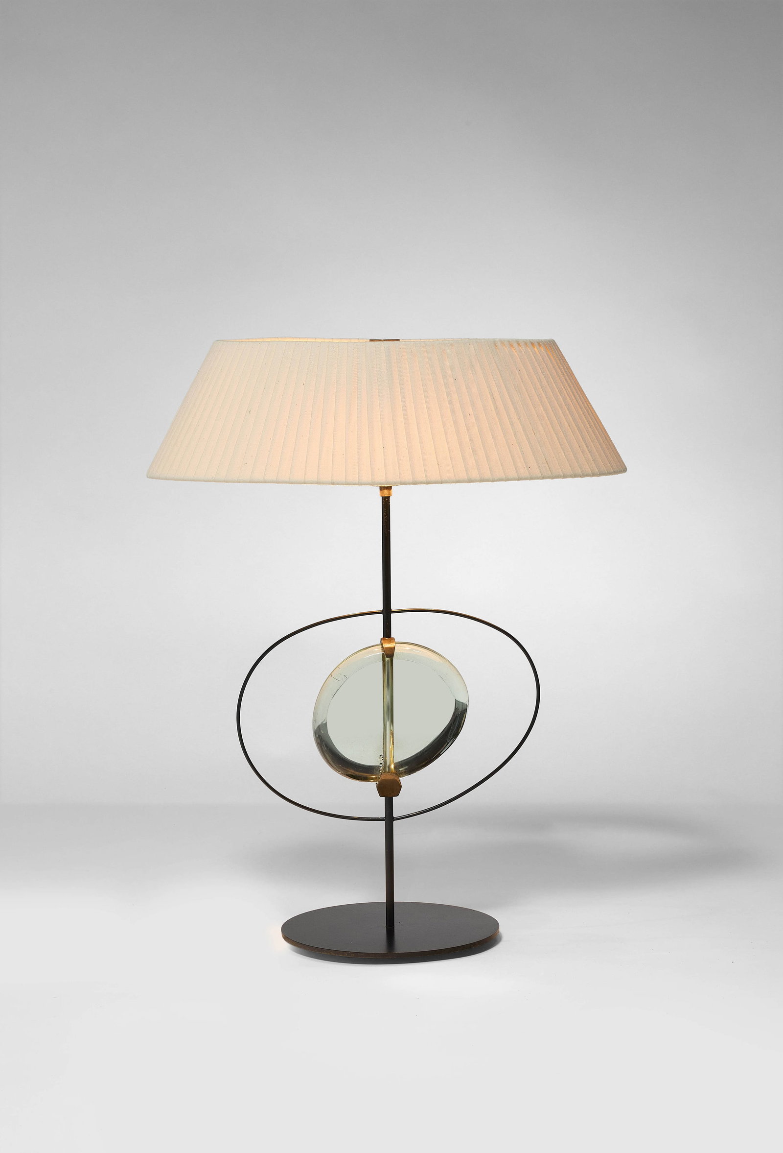 Max INGRAND: Max INGRAND Importante lampe de table – circa 1963 Métal laqué noir, verre et abat-jour en tissu Édition Fontana Arte Avec abat-jour : 59 × 46 × 30,5 cm Sans abat-jour :