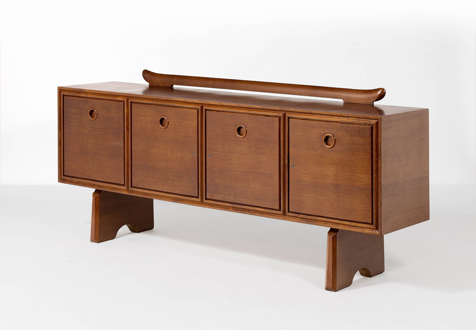 Paolo BUFFA: Paolo BUFFA Enfilade – circa 1950 Structure en contreplaqué de peuplier recouvert d’un placage de châtaigner ouvrant sur quatre portes Édition Serafino Arrighi 98 × 220