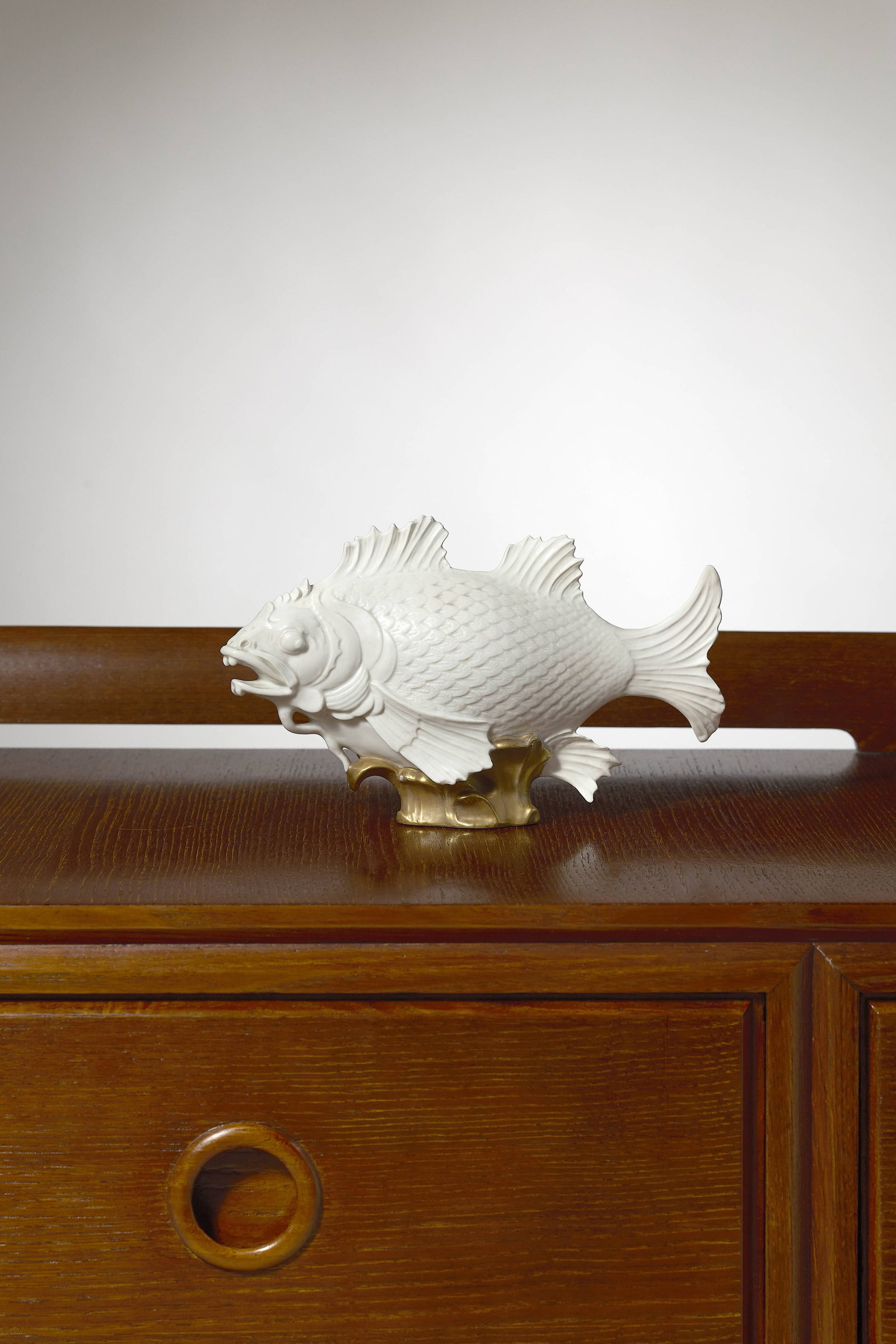 Gio PONTI: Gio PONTI « Pesce » modèle 426 – circa 1924-1925 Porcelaine émaillée et dorée sur la base Édition Richard Ginori Cachet de la manufacture «Ric