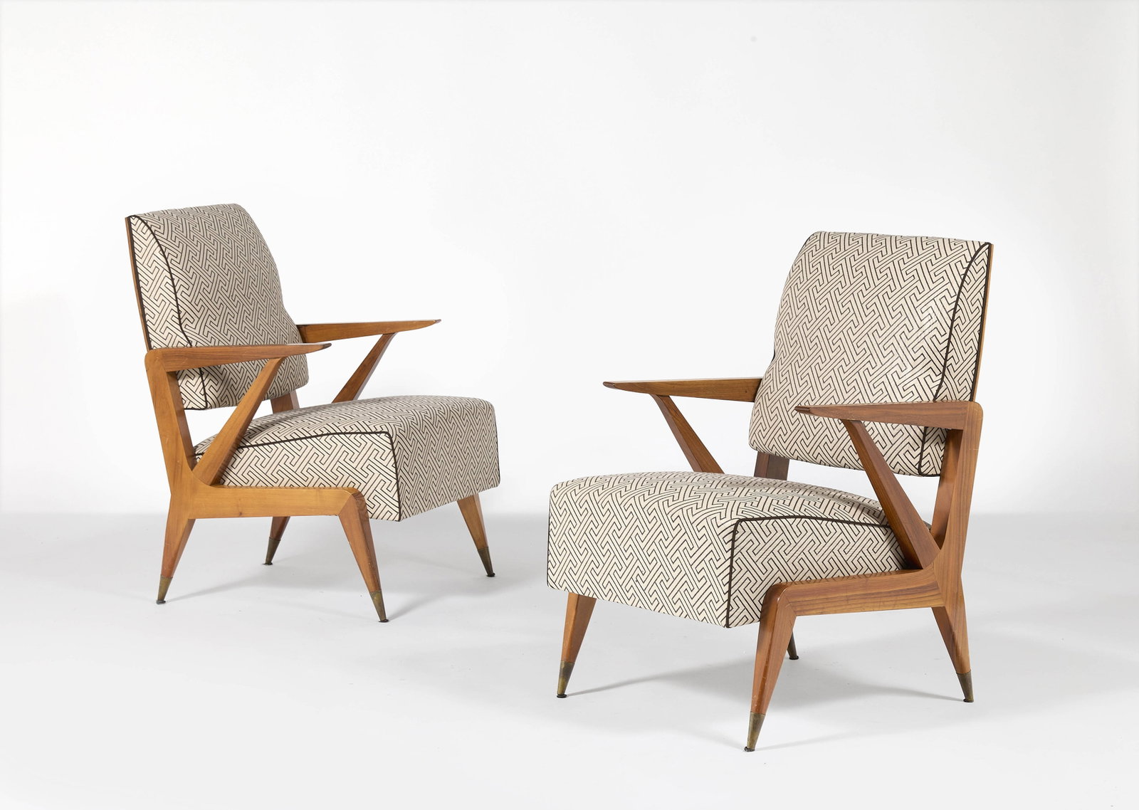 Gio PONTI: Gio PONTI Paire de fauteuils – circa 1950 Structure en noyer, assise et dossiers recouverts de tissus, sabots en laiton 89 × 61 × 70 cm Un certificat des archives Gio Ponti sera remis 