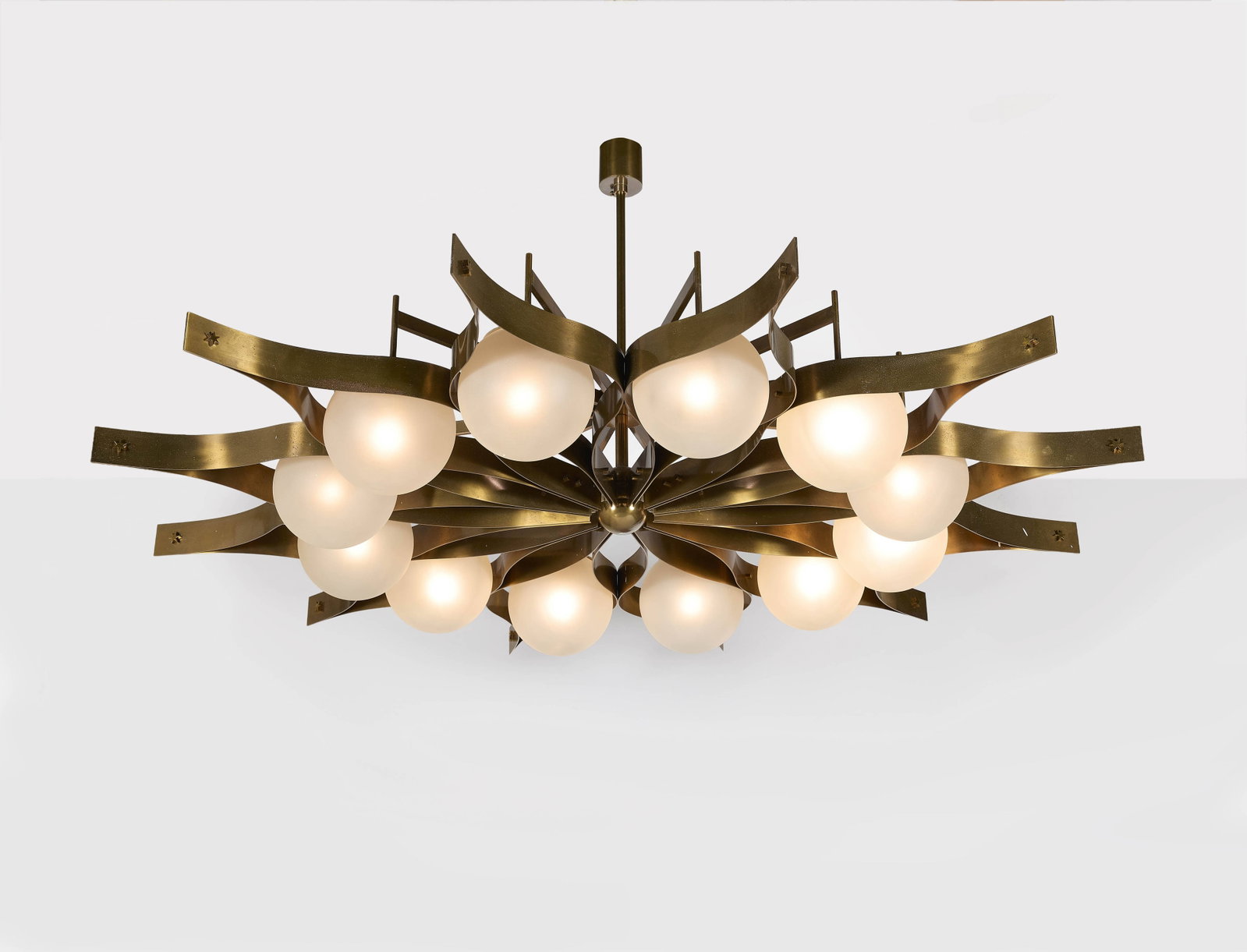 Gio PONTI: Gio PONTI Suspension « Pavone » – circa 1961 Structure en laiton, diffuseur en verre sablé Édition Arredoluce 173 × 80 cm Un certificat des archives Gio