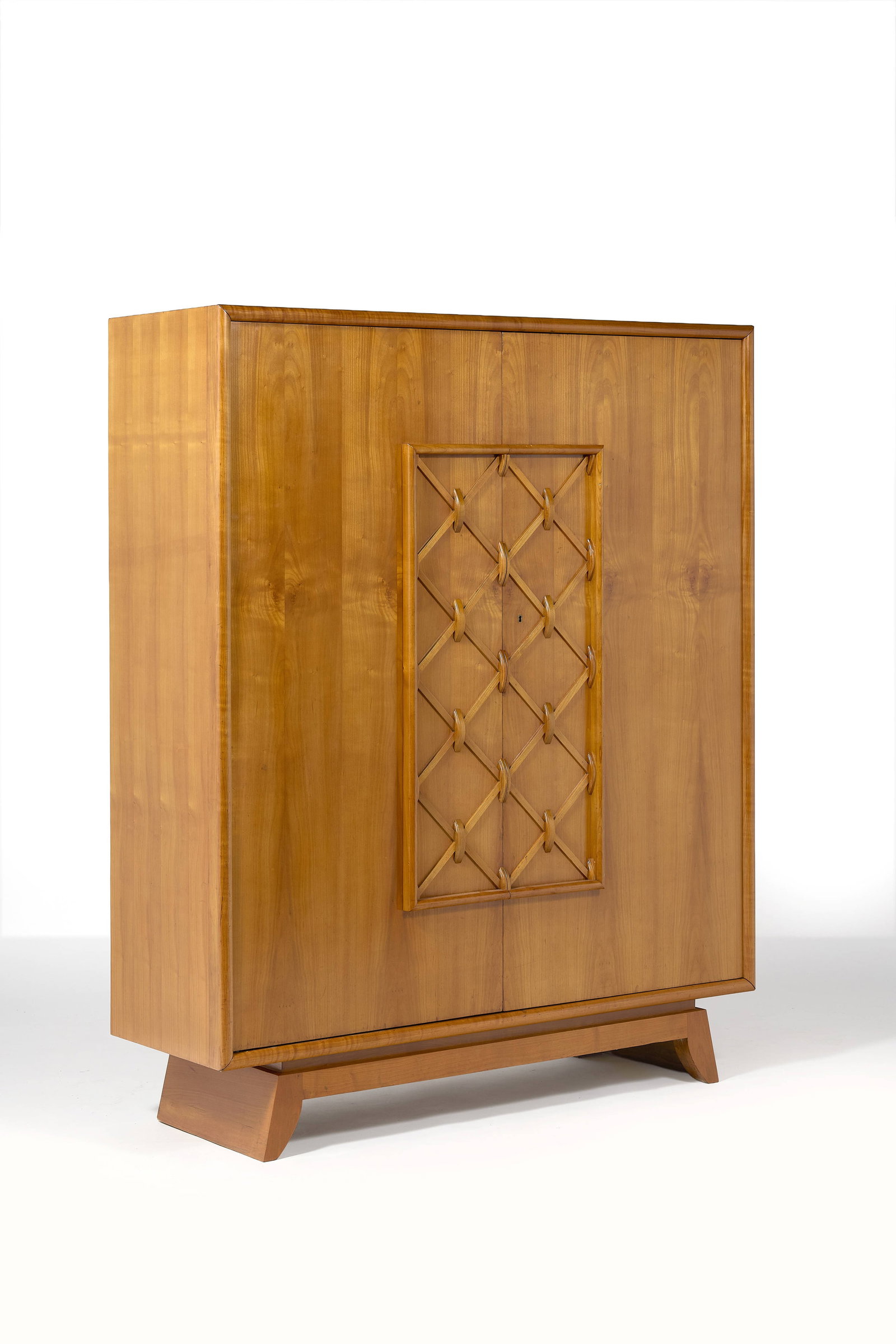 Gio PONTI: Gio PONTI Armoire – circa 1940 Placage de merisier, érable sycomore et noyer, à décor de treillage de baguette de bois, intérieur en chêne Édition Casa e Giardino