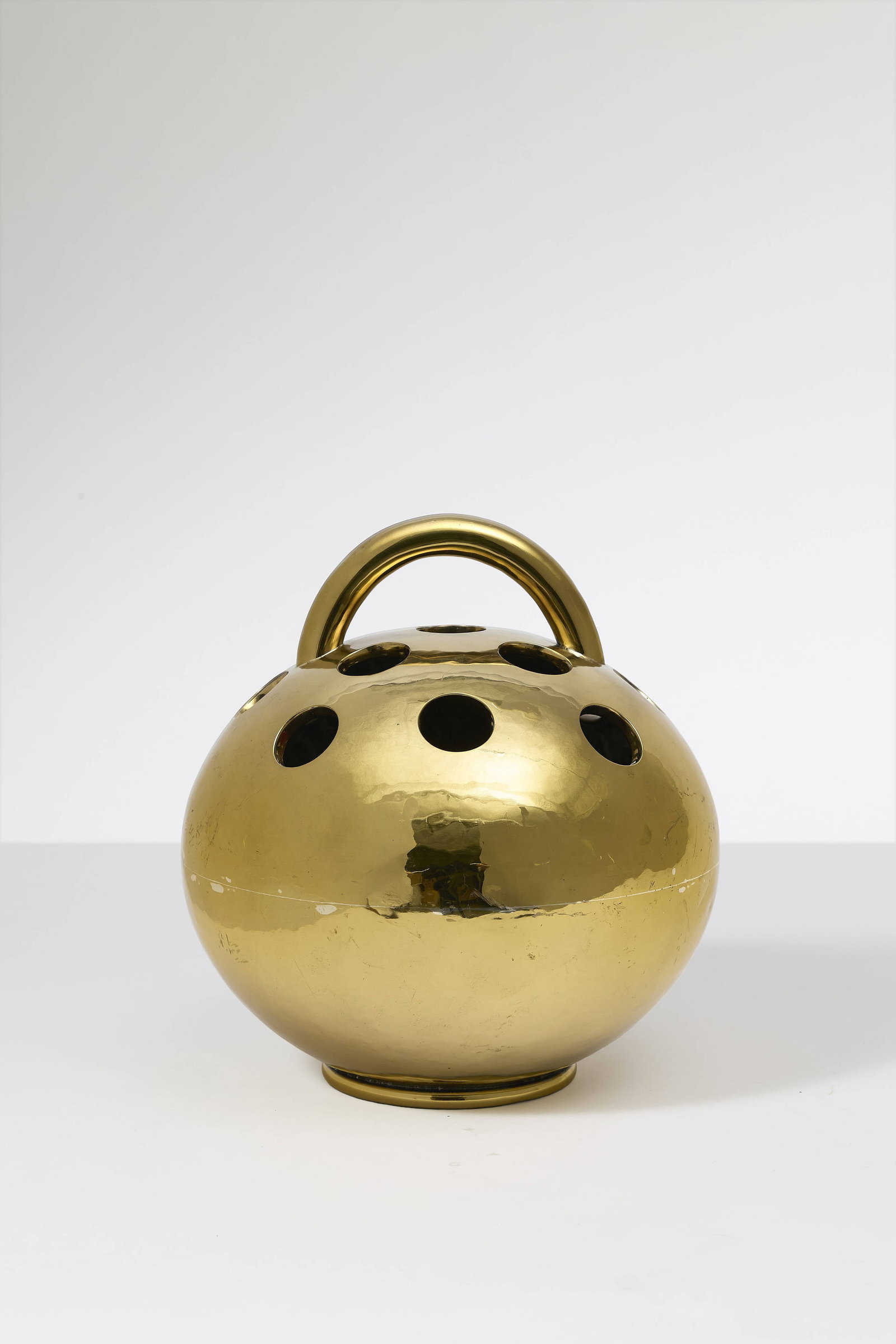 Gio PONTI: Gio PONTI Soliflore – 1927 Laiton doré Édition Nino Ferrari Marque de l’éditeur au revers 29 × 26 cm A Gilt brass single-flower vase by Gio Ponti for Nino Ferrari -