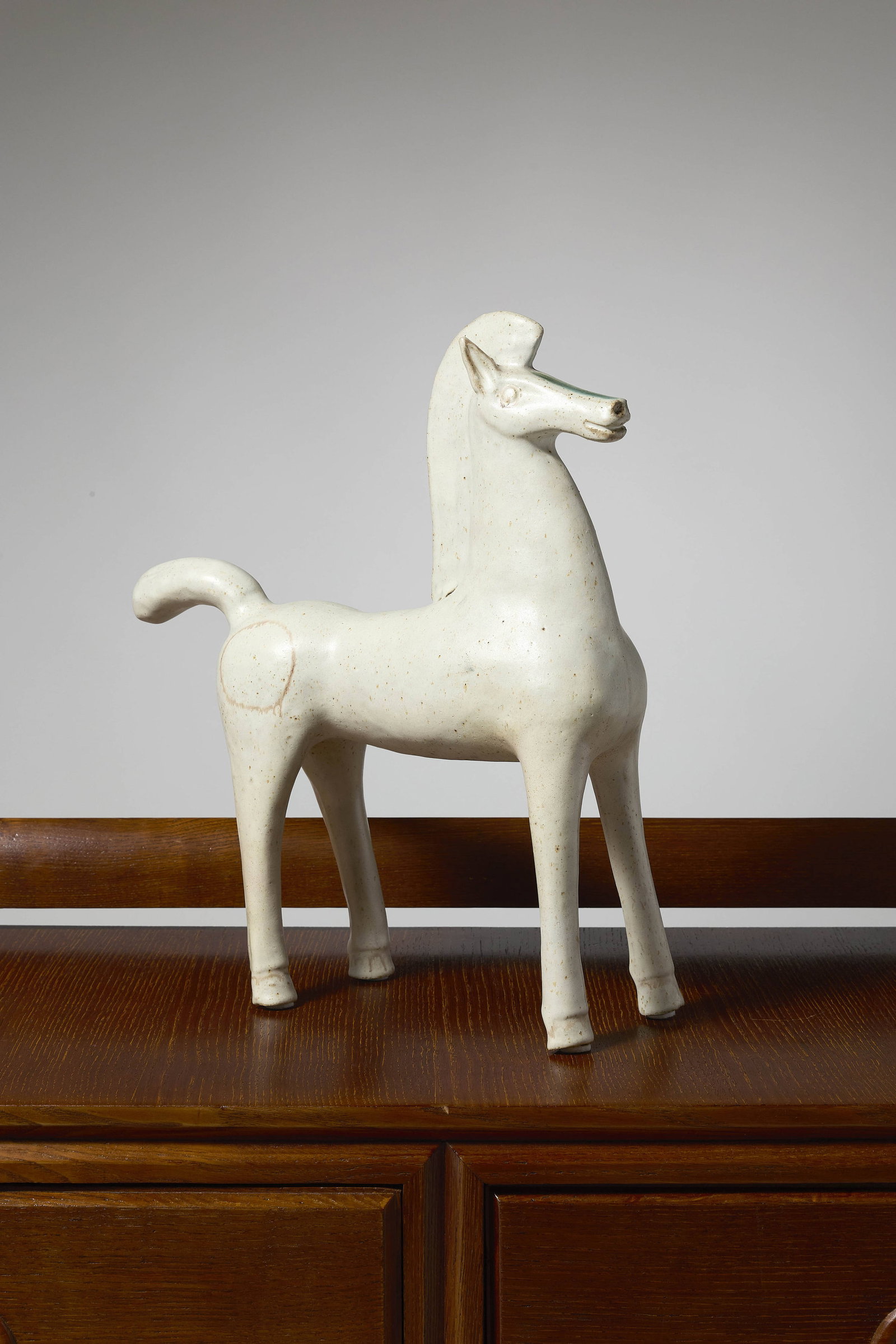 Bruno GAMBONE: Bruno GAMBONE (1906-1936) « Cheval étrusque » – circa 1970 Épreuve en céramique émaillée représentant un cheval Signée "Gambone" sous le ventre 43 &#