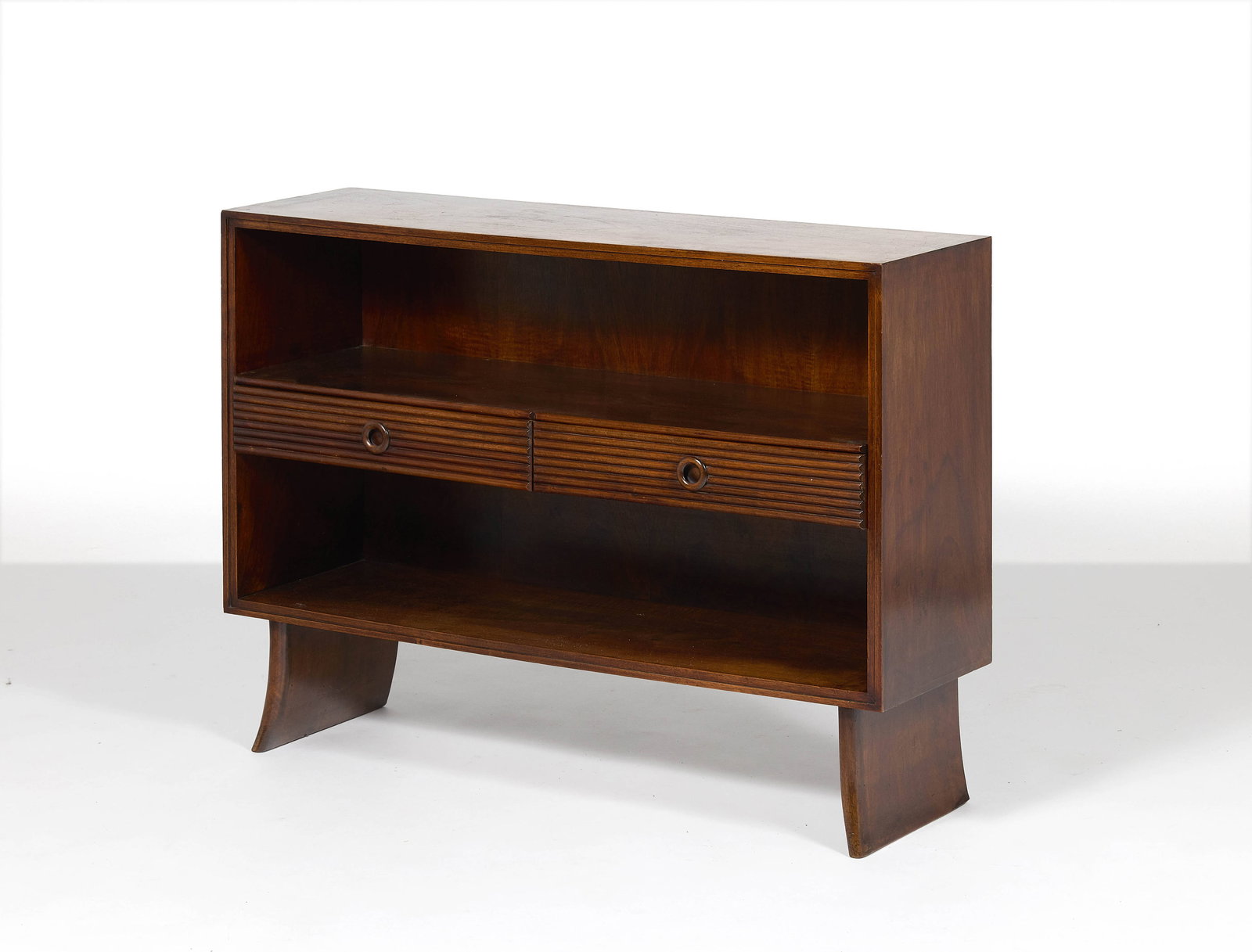 Paolo BUFFA: Paolo BUFFA Meuble de rangement – circa 1950 Noyer teinté, deux tiroirs à décor de baguettes 84 × 115 × 32 cm A stained walnut buffet by Paolo Buffa - circa 1950 33.07