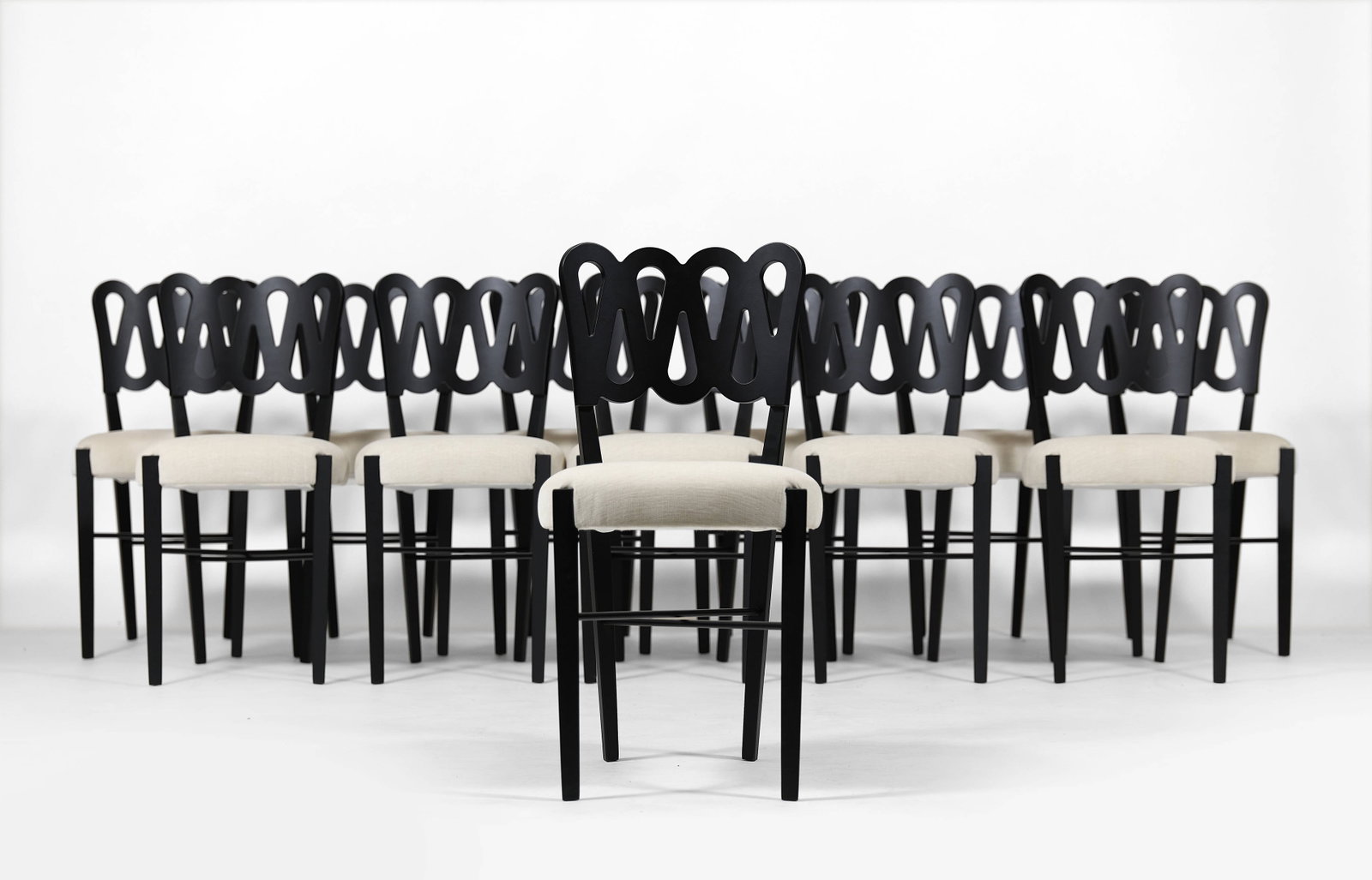 Gio PONTI: Gio PONTI Suite de douze chaises modèle 969 Modèle créé en 1969, les nôtres circa 1990 Noyer laqué noir, garniture en velours Édition Montina 84 × 43 × 50