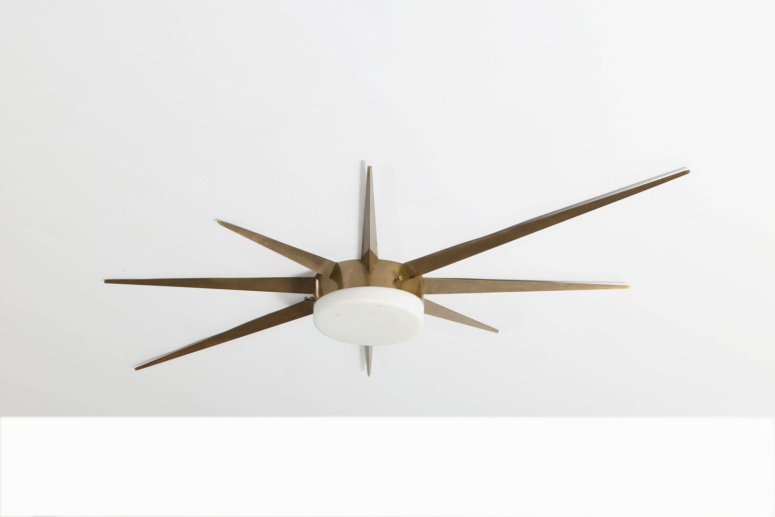 Gio PONTI: Gio PONTI Plafonnier « Stella » à huit bras – circa 1959 Structure en laiton, diffuseur en verre plat sablé Édition Arredoluce 153 × 83 × 9 cm A brass and