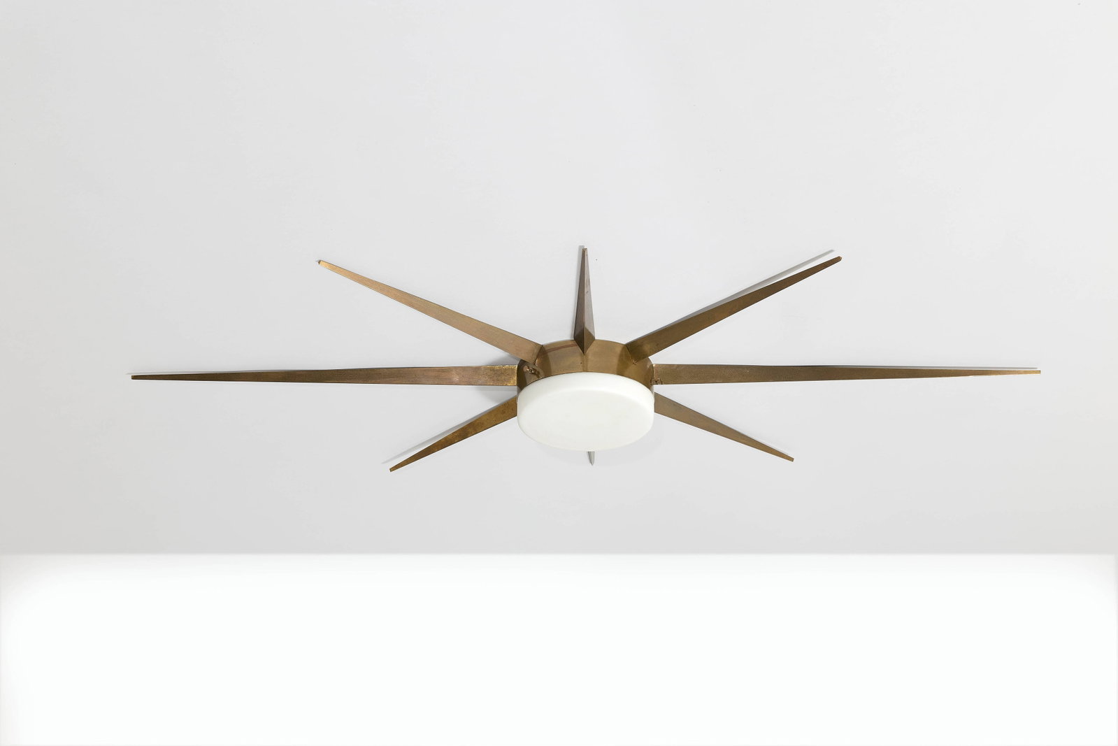 Gio PONTI: Gio PONTI Plafonnier « Stella » à huit bras – circa 1959 Structure en laiton, diffuseur en verre plat sablé Édition Arredoluce 153 × 83 × 9 cm A brass and