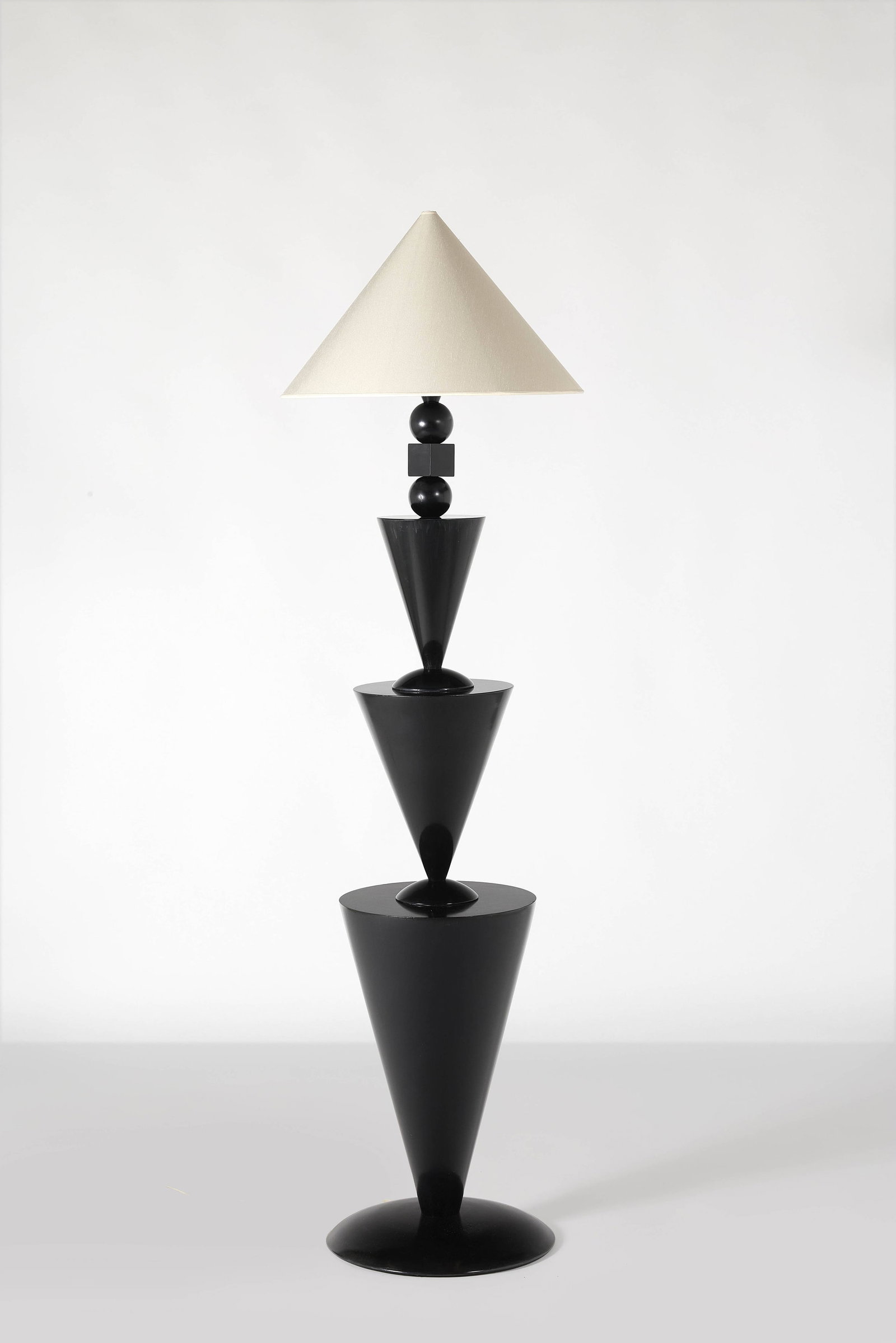 Osvaldo BORSANI: Osvaldo BORSANI Lampadaire – modèle créé circa 1920 Noyer laqué noir Avec abat-jour : 194 × 42 cm Sans abat-jour : 164 × 42 cm Un certificat des archives Borsani