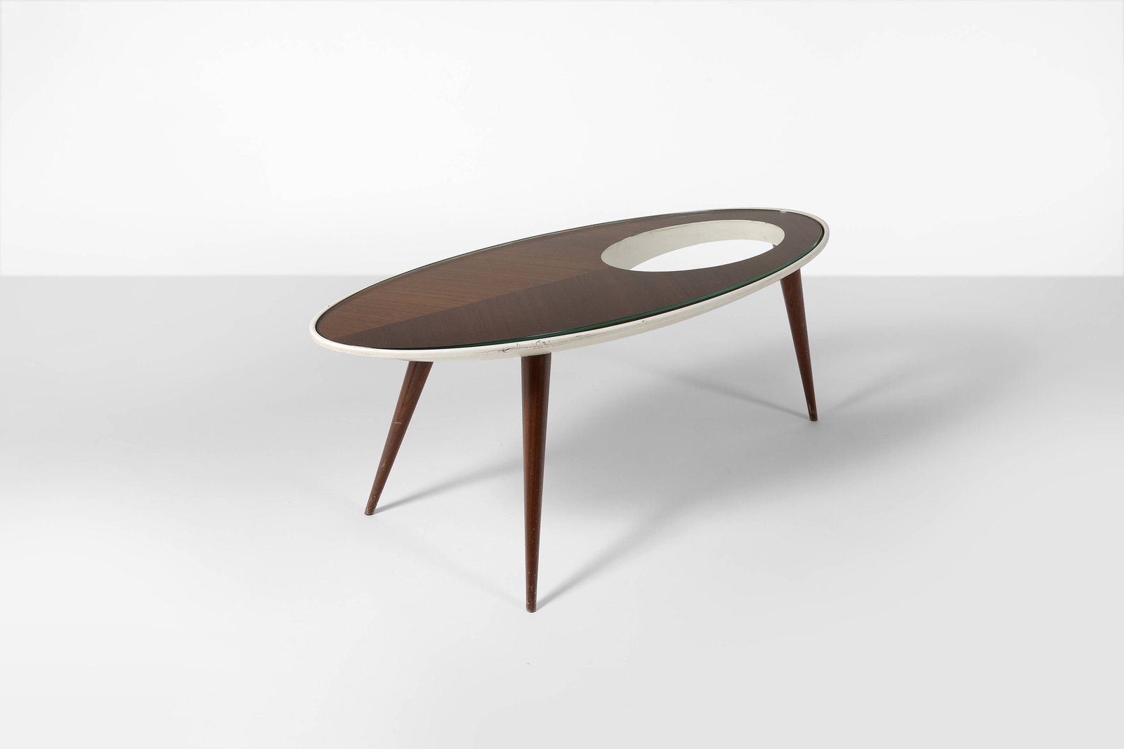 Gio PONTI: Gio PONTI Rare table basse – circa 1955 Pieds en noyer massif, plateau évidé, à partie inférieure bombée et laquée blanc; partie supérieure en placage de