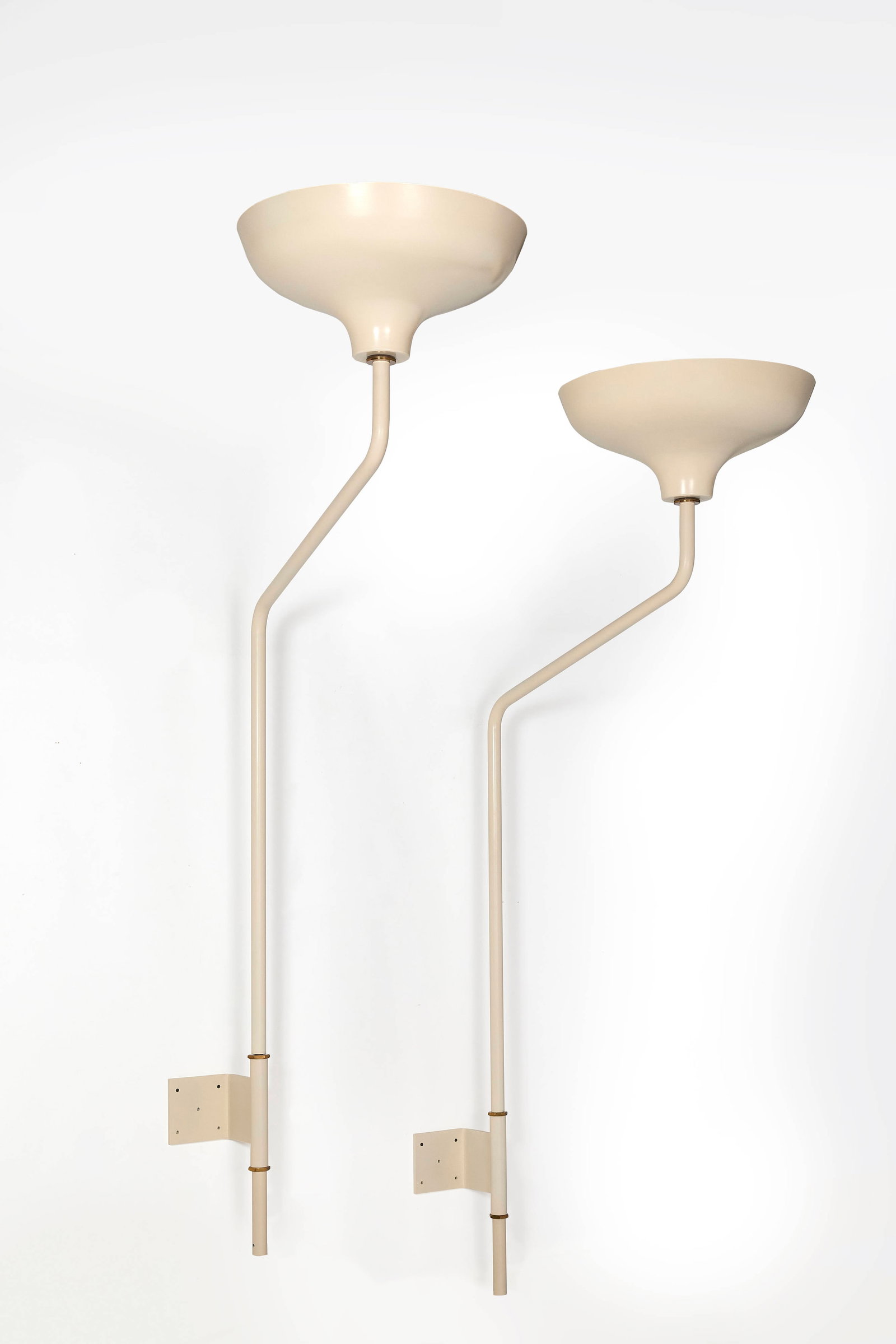 Ignazio GARDELLA: Ignazio GARDELLA Paire d’appliques modèle LP9 – circa 1950 Structure et abat-jour en métal laqué blanc Édition Azucena 230 × 58,5 × 70 cm A pair of white