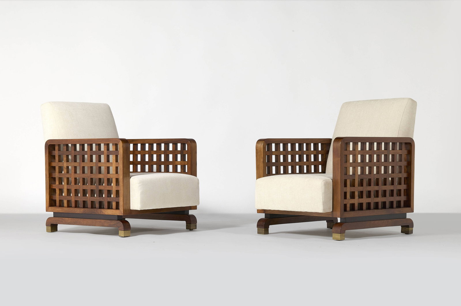 Mario QUARTI: Mario QUARTI Paire de fauteuils – circa 1950 Structure en noyer et accotoirs en caillebottis de noyer, assise et dossier recouverts de tissu, sabots en laiton 80 × 65 × 81 cm Provenanc