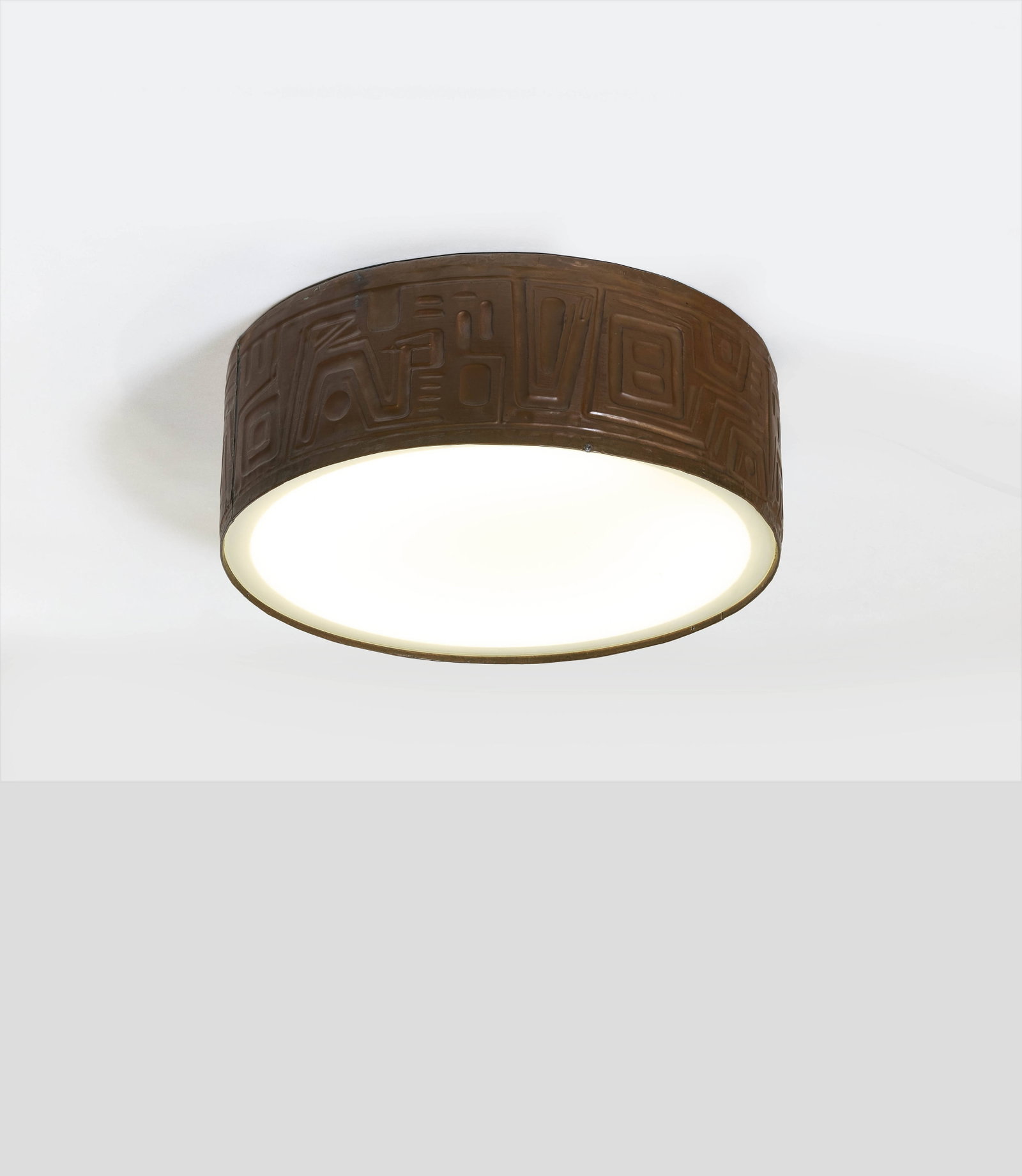 Gianni PINNA: Gianni PINNA (Née en 1934) Plafonnier – circa 1980 Structure en cuivre repoussé, diffuseur en verre 17 × 46,5 cm An embossed copper and glass ceiling light by Gianni Pinna -