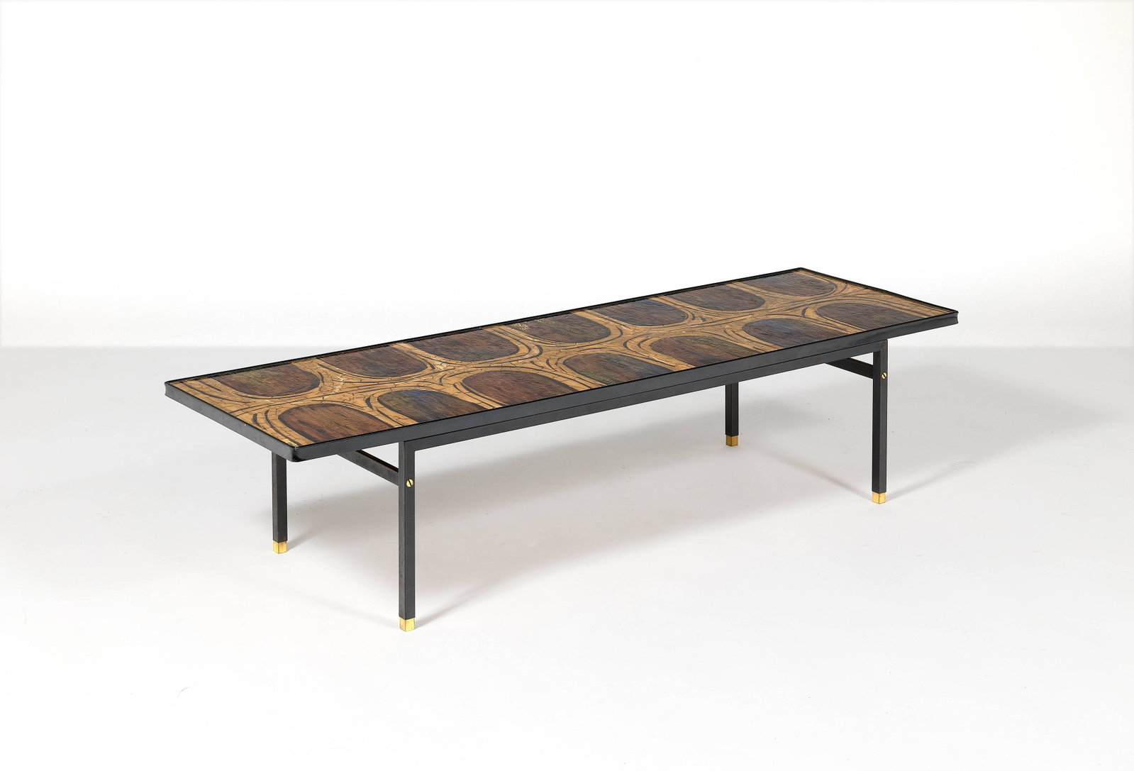 Giovanni MICHELUCCI: Giovanni MICHELUCCI (1891-1990) Table basse – circa 1962 Sabots en laiton, piètement en acier laqué noir, plateau émaillé doré sur contreplaqué de hêtre, corni