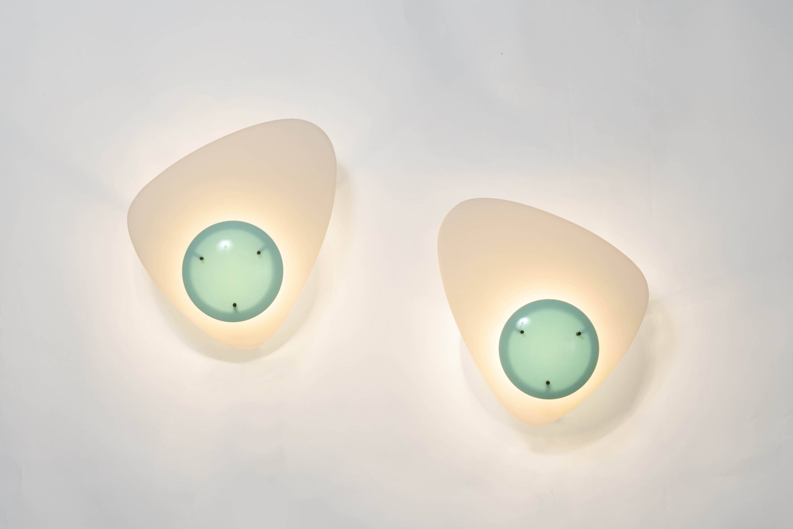 STILNOVO Éditeur: STILNOVO Éditeur (Fondé en 1946) Paire d’appliques – circa 1956 Fixations en métal laqué blanc, diffuseur en méthacrylate bleu et blanc et fixations en laiton Marq
