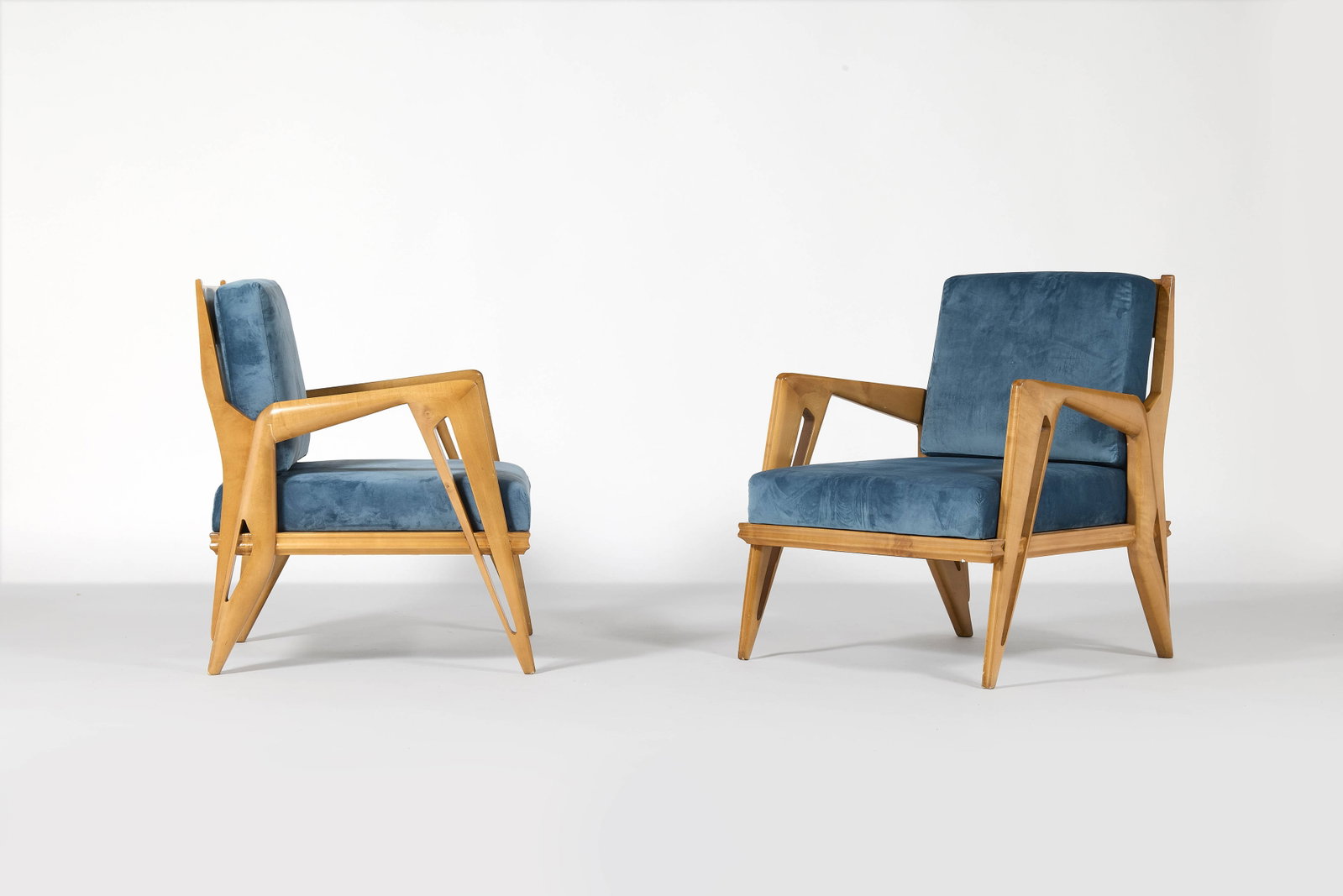 Carlo GRAFFI & Franco CAMPO: Carlo GRAFFI & Franco CAMPO (1925-1985 & 1926-2012) Paire de fauteuils – circa 1950 Structure en noyer, assise et dossier recouverts de velours bleu canard Édition Apelli & Varesio 80 &