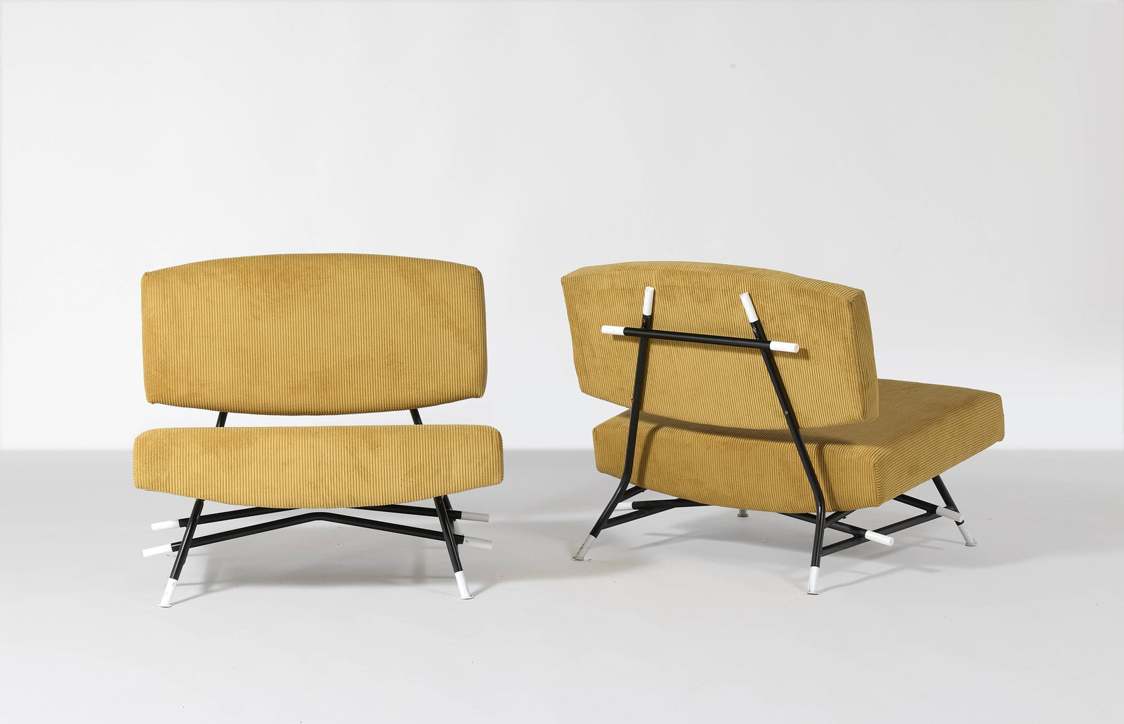 Ico PARISI: Ico PARISI Paire de fauteuils modèle 865 – circa 1958 Piètement en métal laqué noir et blanc, assise et dossier recouverts de velours côtelé jaune moutarde Édi