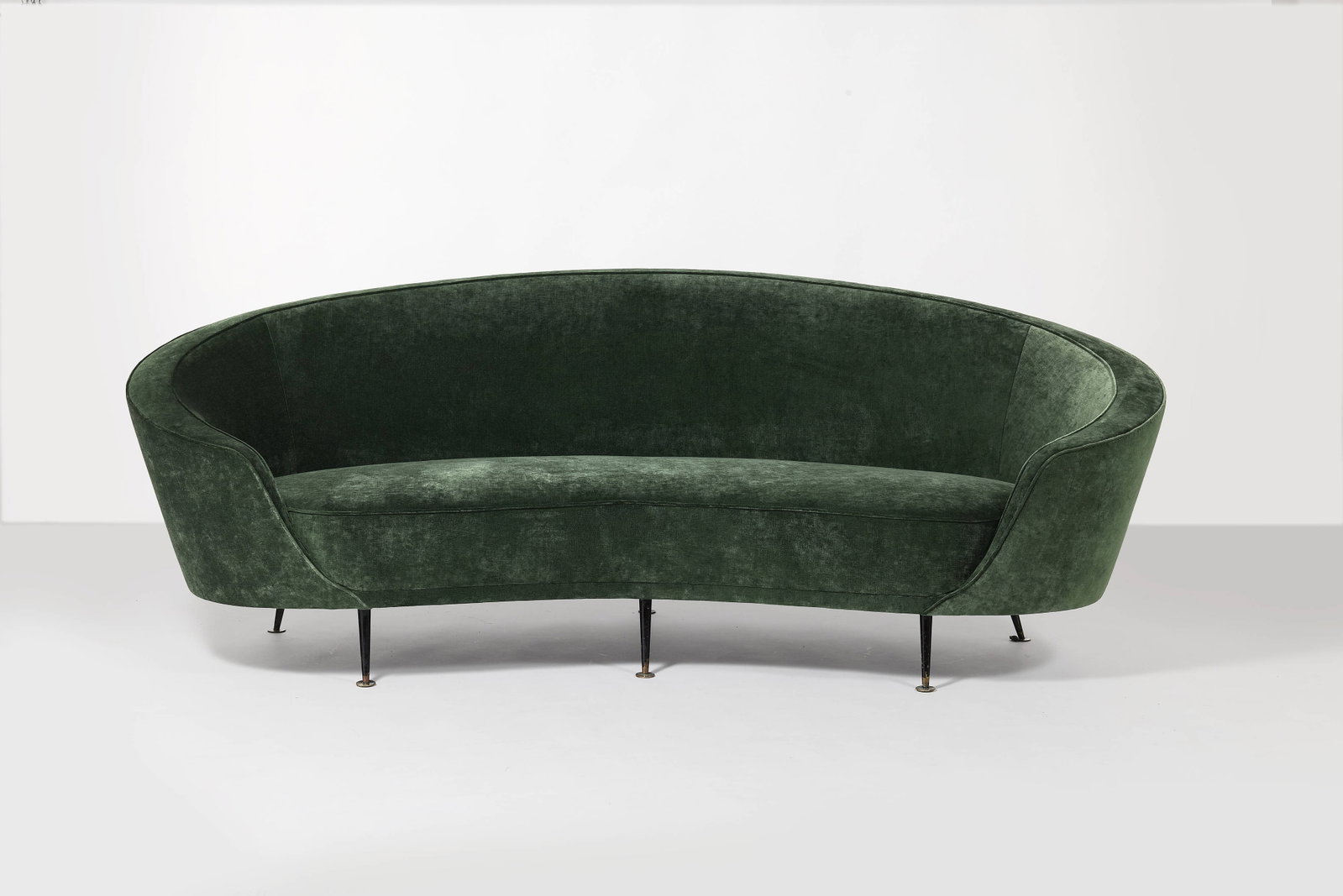 Ico PARISI: Ico PARISI Important canapé « Uovo » modèle 812 Circa 1950 Piètement en métal laqué noir, assise et dossier recouverts de velours vert Édition Cassina 89