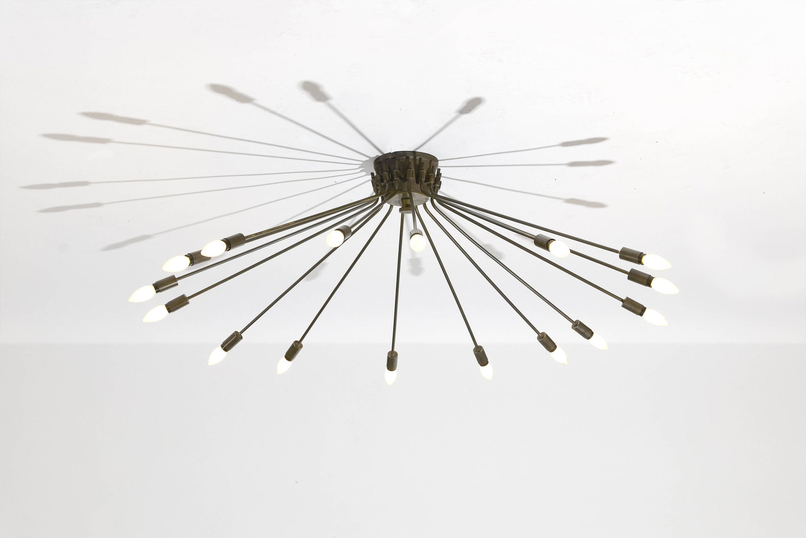 STILNOVO Editeur: STILNOVO Editeur Plafonnier « Sputnik » – circa 1960 Structure en laiton à seize bras de lumière 42 × 122 cm A “Sputnik” brass ceiling light by Stilnovo - ci