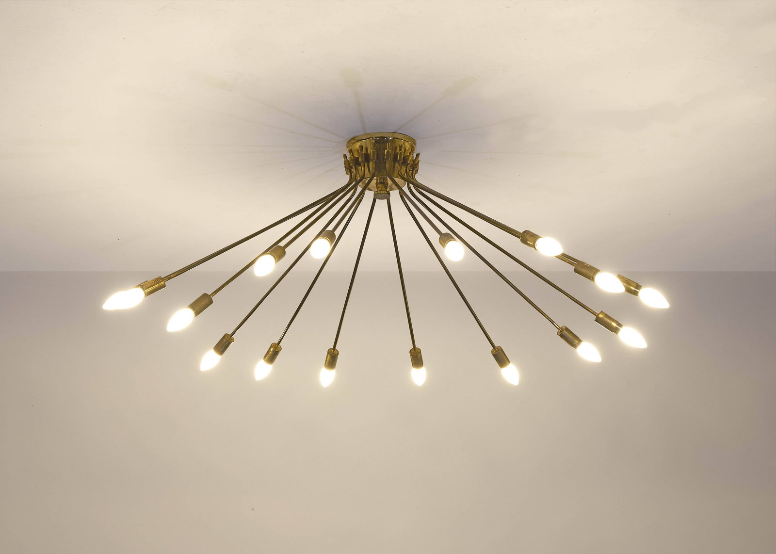 STILNOVO Editeur: STILNOVO Editeur Plafonnier « Sputnik » – circa 1960 Structure en laiton à seize bras de lumière Étiquette de l’éditeur dans le cache bélière 49 