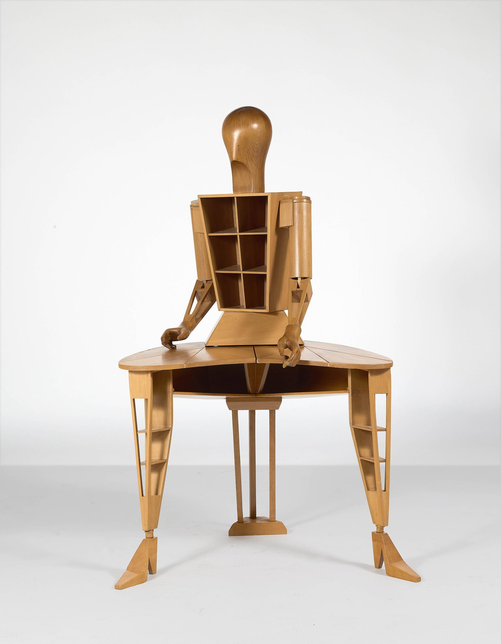 Marcello MARIOTTI: Marcello MARIOTTI (1937 - 2005) Cabinet « Donna » – modèle créé en 1982 Structure en noyer et hêtre Réalisé par Vittorio di Giovanni Signé