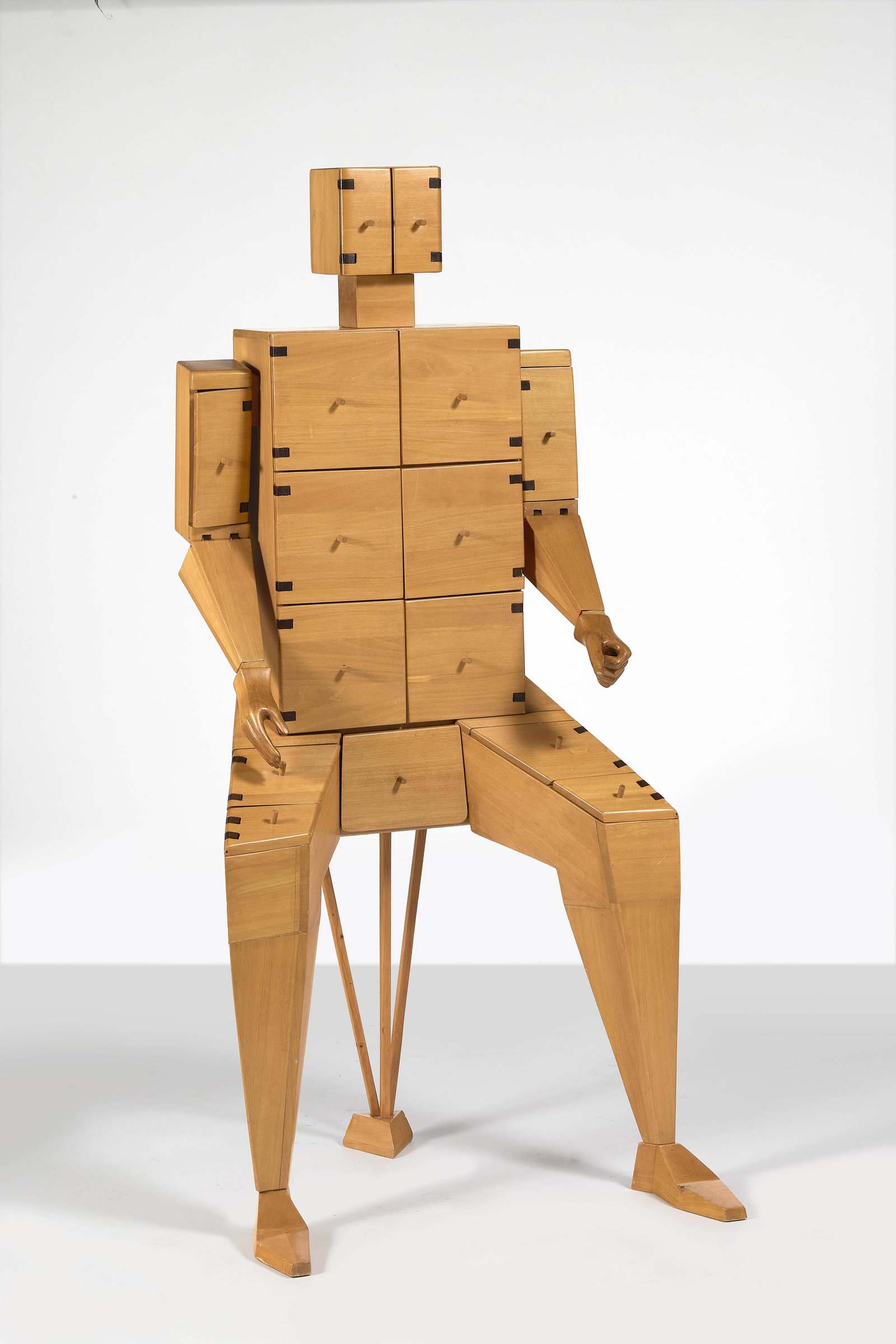 Marcello MARIOTTI: Marcello MARIOTTI (1937 - 2005) Cabinet « Uomo » – modèle créé en 1982, le nôtre de 1984 Structure en noyer et hêtre Réalisé par Vittorio di