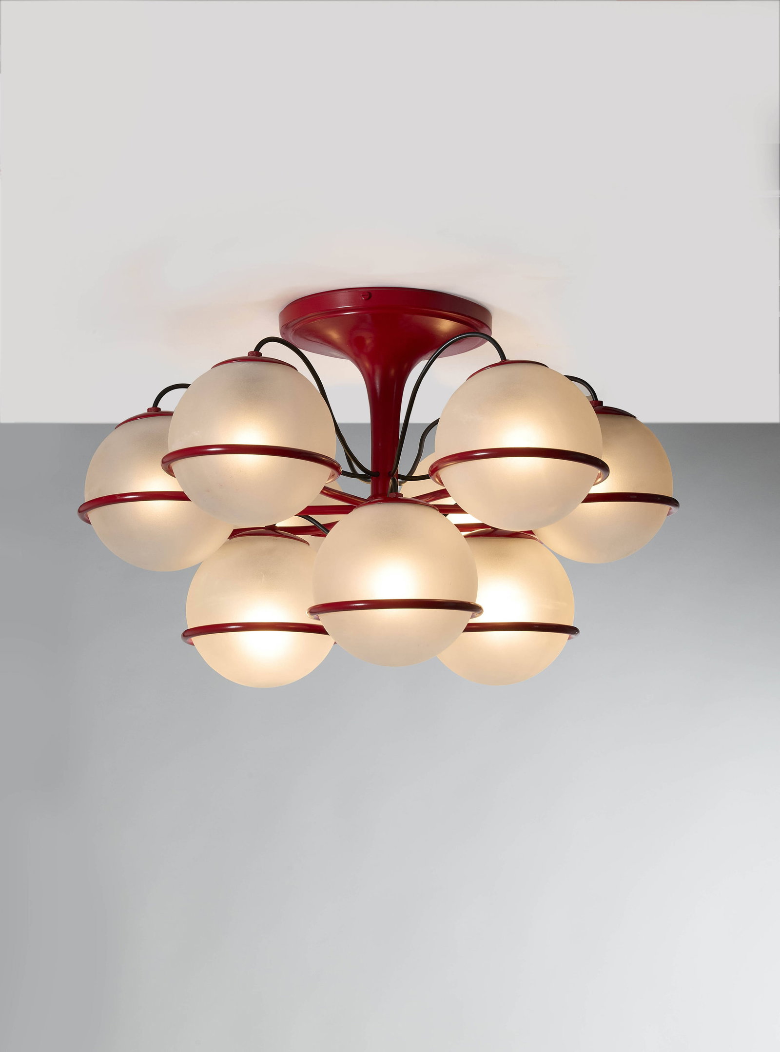 Gino SARFATTI: Gino SARFATTI Suspension modèle 2042/9 – circa 1963 Structure en métal laqué rouge, diffuseurs en verre sablé Édition Arteluce Étiquette de l’éditeur 44