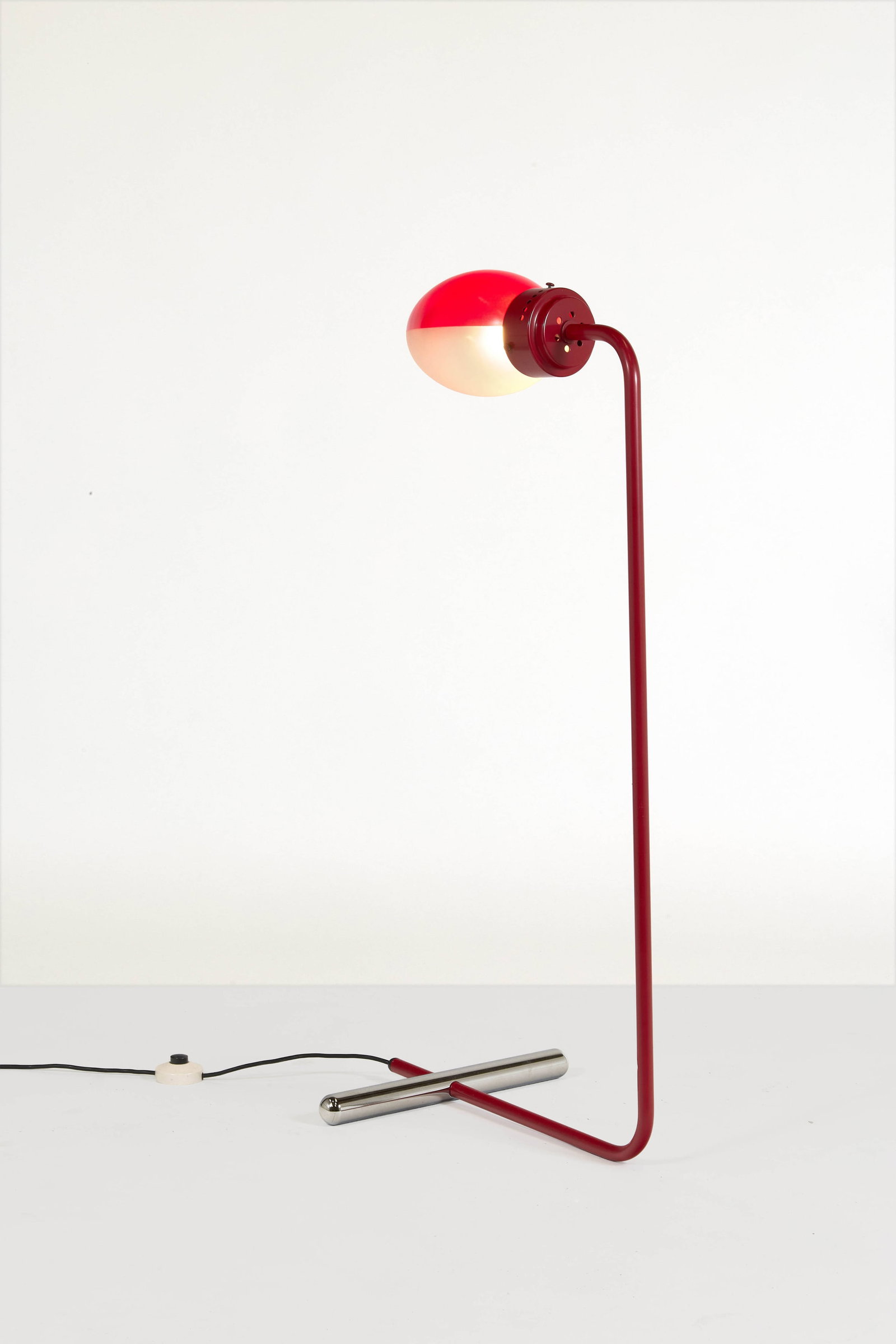Franco ALBINI & Franca HELG: Franco ALBINI & Franca HELG (1905-1977 & 1920-1989) Lampadaire modèle 1007 – circa 1962 Structure en métal laqué rouge, verre sablé et partiellement laqué rouge
