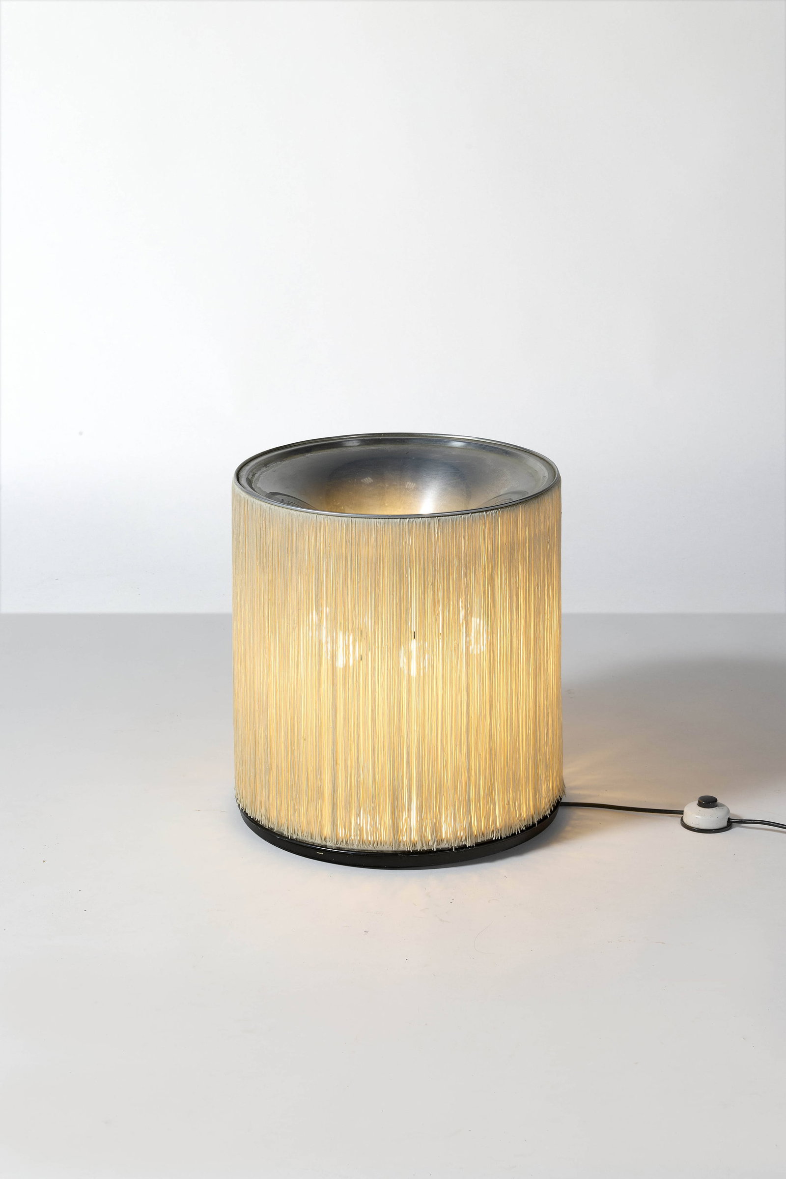Gianfranco FRATTINI: Gianfranco FRATTINI Lampe de table modèle 597 – 1961 Structure comportant un double diffuseurs en aluminium, abat-jour en fils de soie Édition Arteluce 45 × 41 cm Bibliographie :