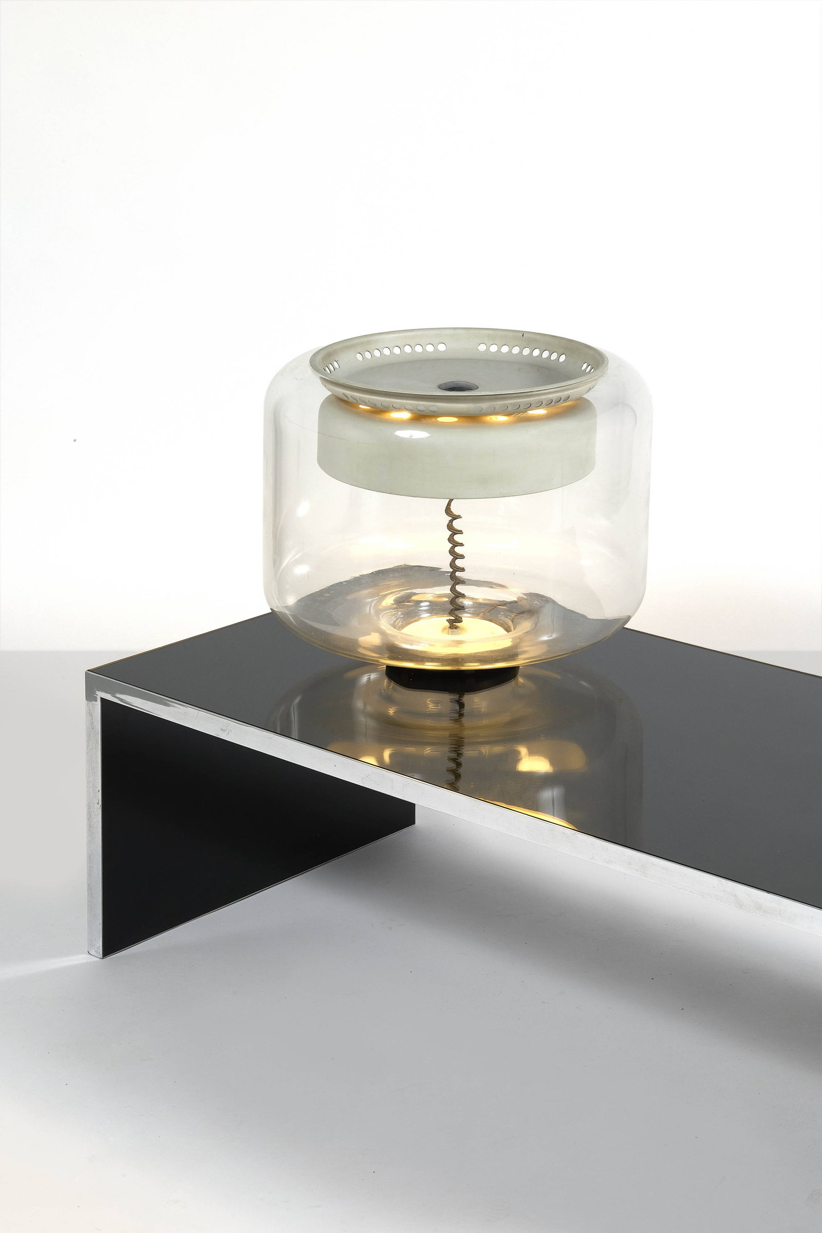 Gianfranco FRATTINI: Gianfranco FRATTINI Lampe de table modèle 535 – circa 1966 Base en caoutchouc noir, diffuseur en aluminium perforé laqué beige et globe en verre soufflé Édition