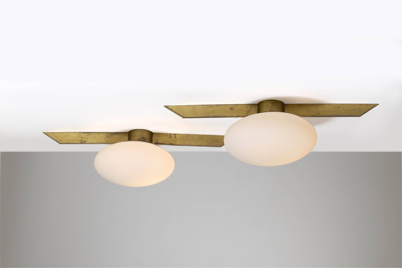 Angelo LELII: Angelo LELII Paire de plafonniers « Luna » – circa 1961 Structure en laiton, diffuseur en verre sablé Édition Arredoluce 20 × 65,5 × 28 cm Bibliographie :