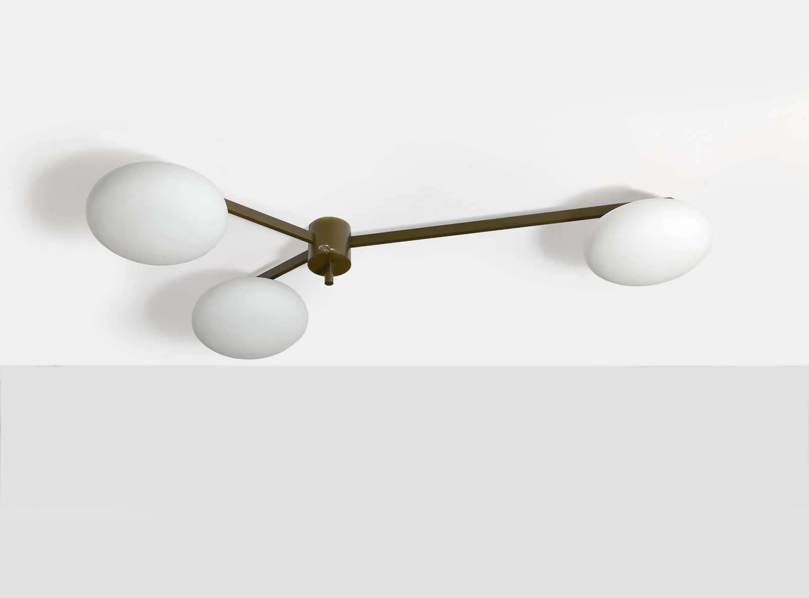 Angelo LELII: Angelo LELII Plafonnier « Tre Lune » – circa 1961 Structure en laiton, diffuseurs en verre sablé Édition Arredoluce 20 × 129 × 71 cm Bibliographie :