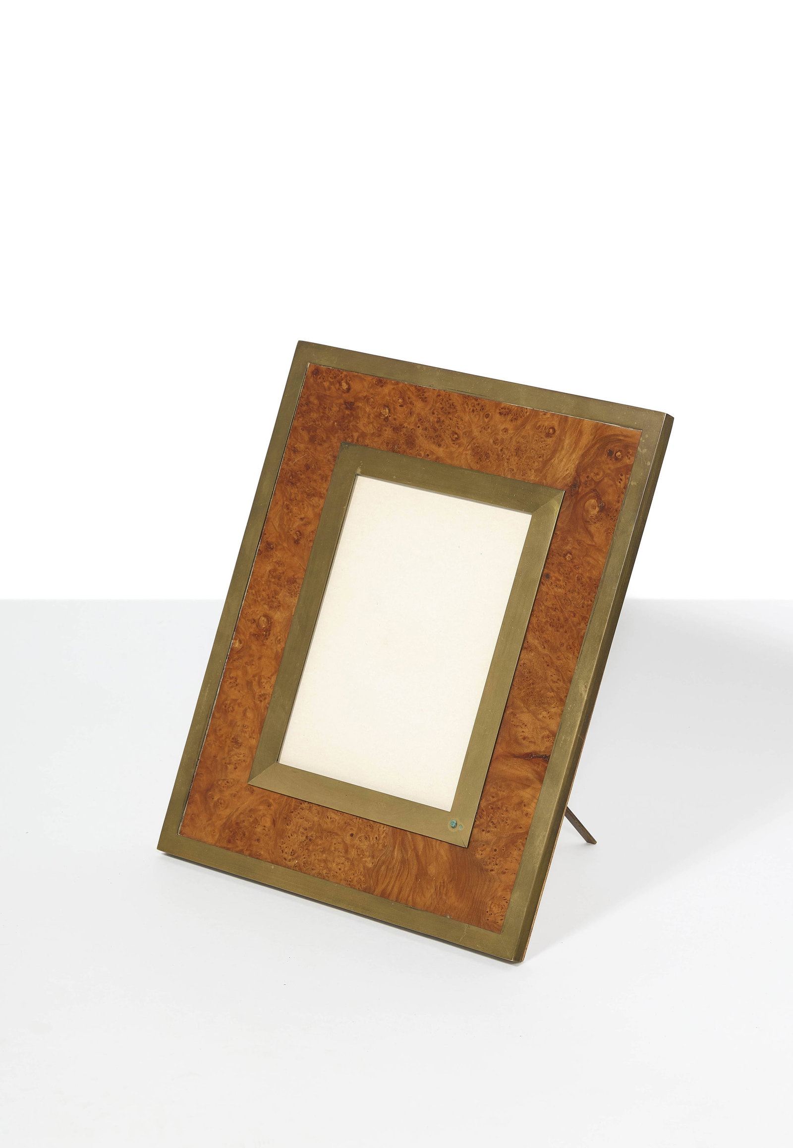 Gabriella CRESPI: Gabriella CRESPI Cadre photo – circa 1970 Structure en plaquée de loupe de noyer et teck, bordures en laiton 38 × 32 cm A walnut burl wood and brass picture frame by Gabriella Crespi