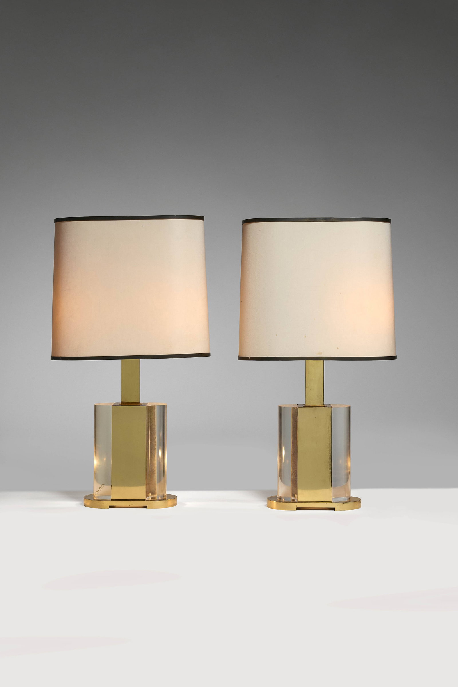 Gabriella CRESPI: Gabriella CRESPI (1922-2017) Paire de lampes « Bauletto » – circa 1973 Laiton, acrylique et abat-jour en tissus Chacune signée «Gabriella Crespi» sur la base