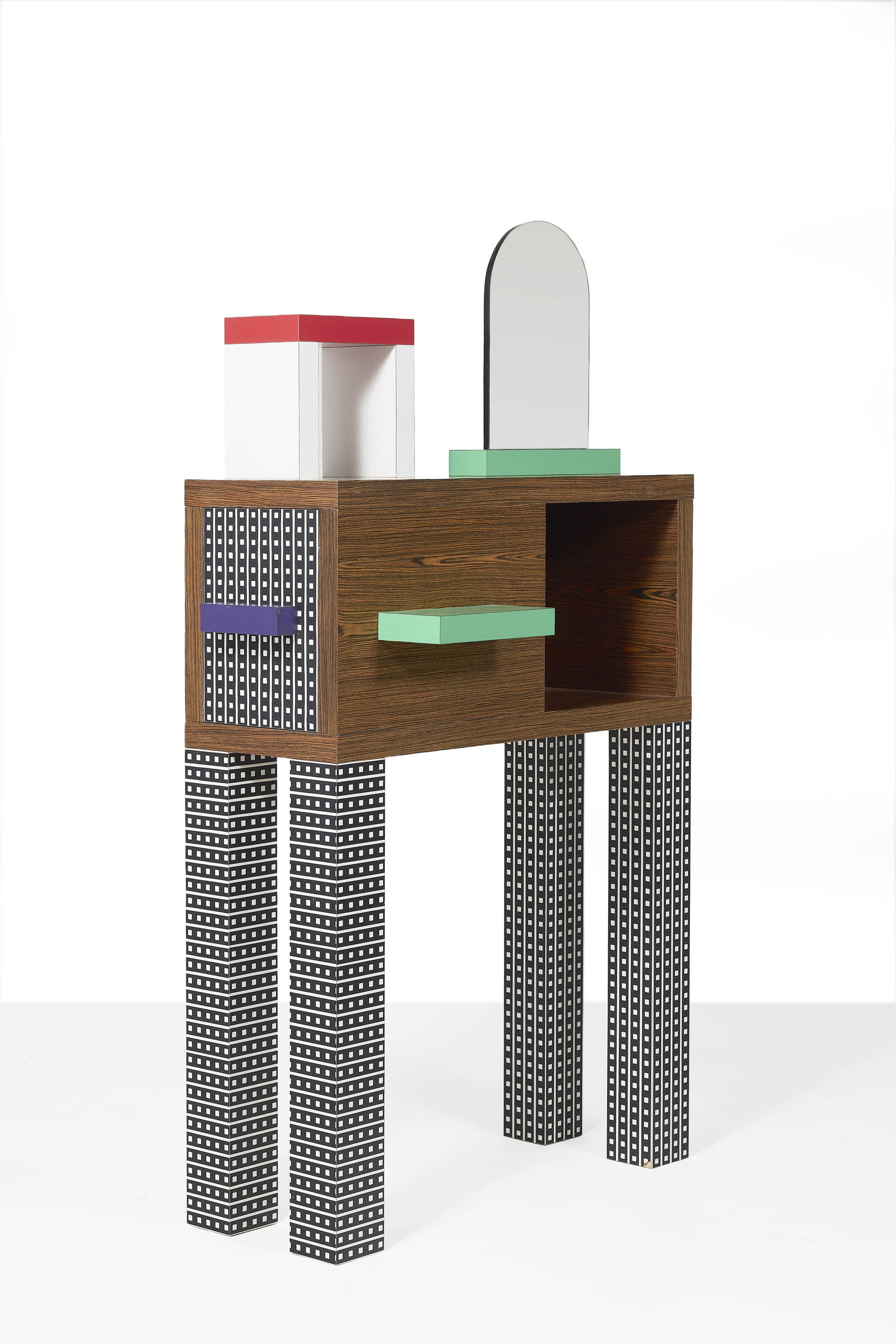 Nathalie du PASQUIER: Nathalie du PASQUIER (Née en 1957) Meuble console « Emerald » – 1985 Piétement de section carrée recouvert de mélaminé à motif