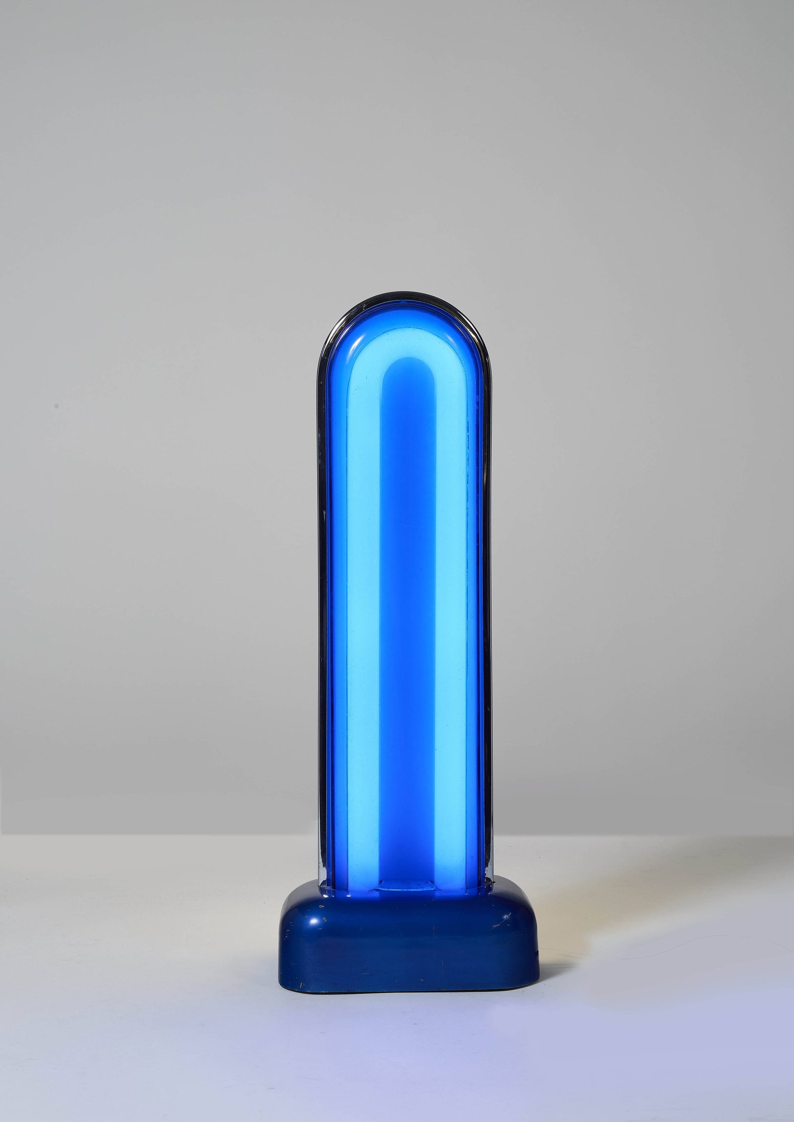 Ettore SOTTSASS: Ettore SOTTSASS Lampe « Astéroïde » – modèle créé en 1968 Base en métal laqué bleu, diffuseur en plexiglas partiellement teinté en bleu