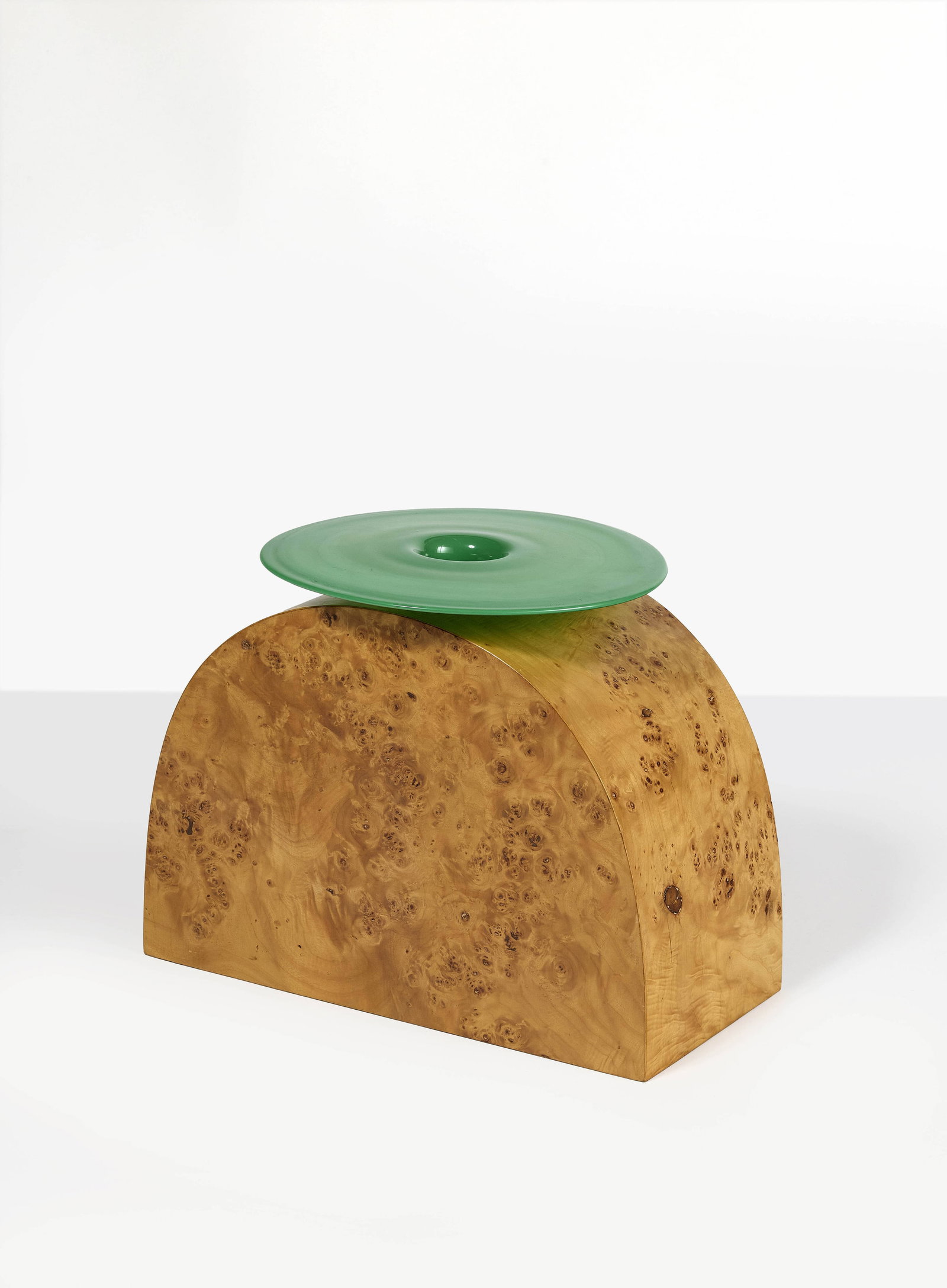 Ettore SOTTSASS: Ettore SOTTSASS Vase « B » de la série « Twenty-seven woods for a chinese artificial flower » 1995 Base en loupe de peuplier, verre de Murano Édition Design Gallery