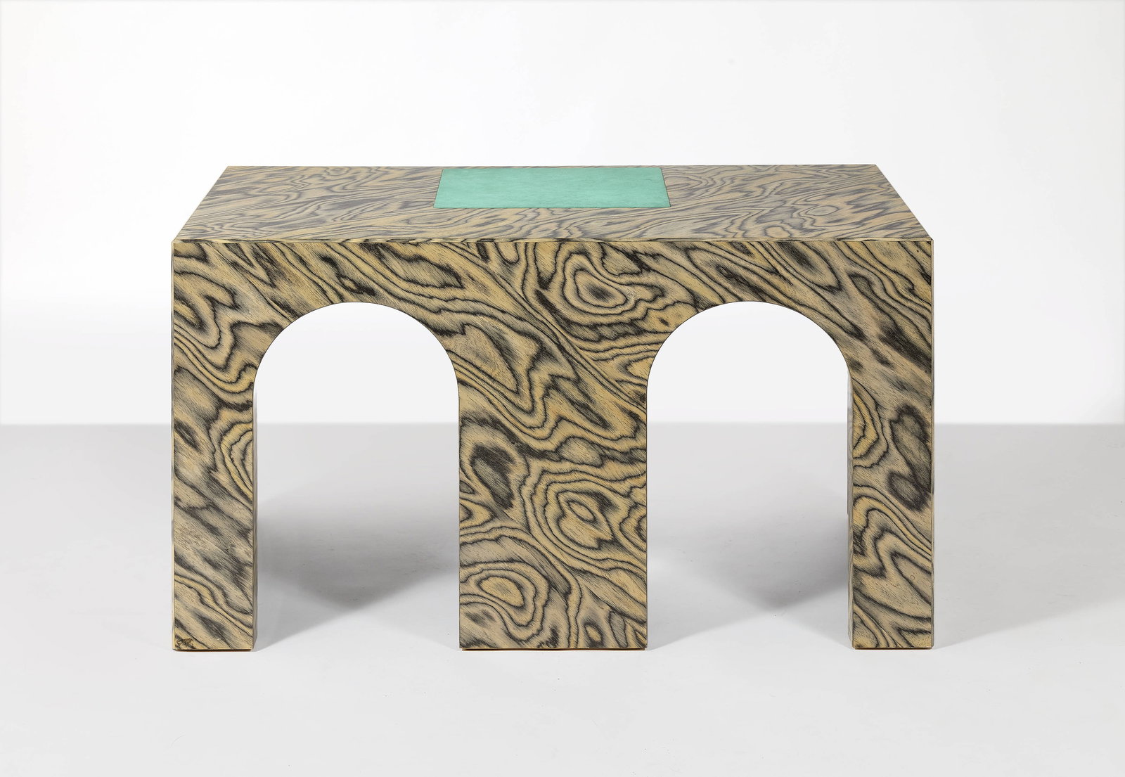 Ettore SOTTSASS: Ettore SOTTSASS Bureau « Litta » – 1989 Structure recouverte de mélaminé imprimé sur l'extérieur, de frêne teinté noir sur l'intérieur et plateau