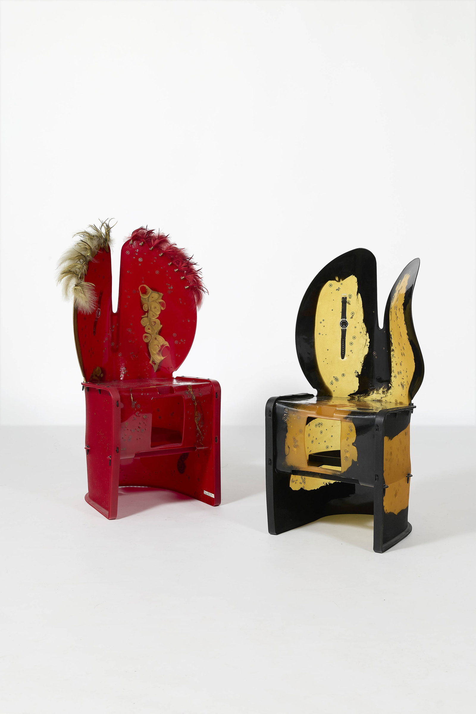 Gaetano PESCE: Gaetano PESCE Chaise « Nobody’s Perfect » – 2005 Résine rouge et or, montre et mécanismes pris dans la résine, plumes Édition Zerodisegno × Swatch