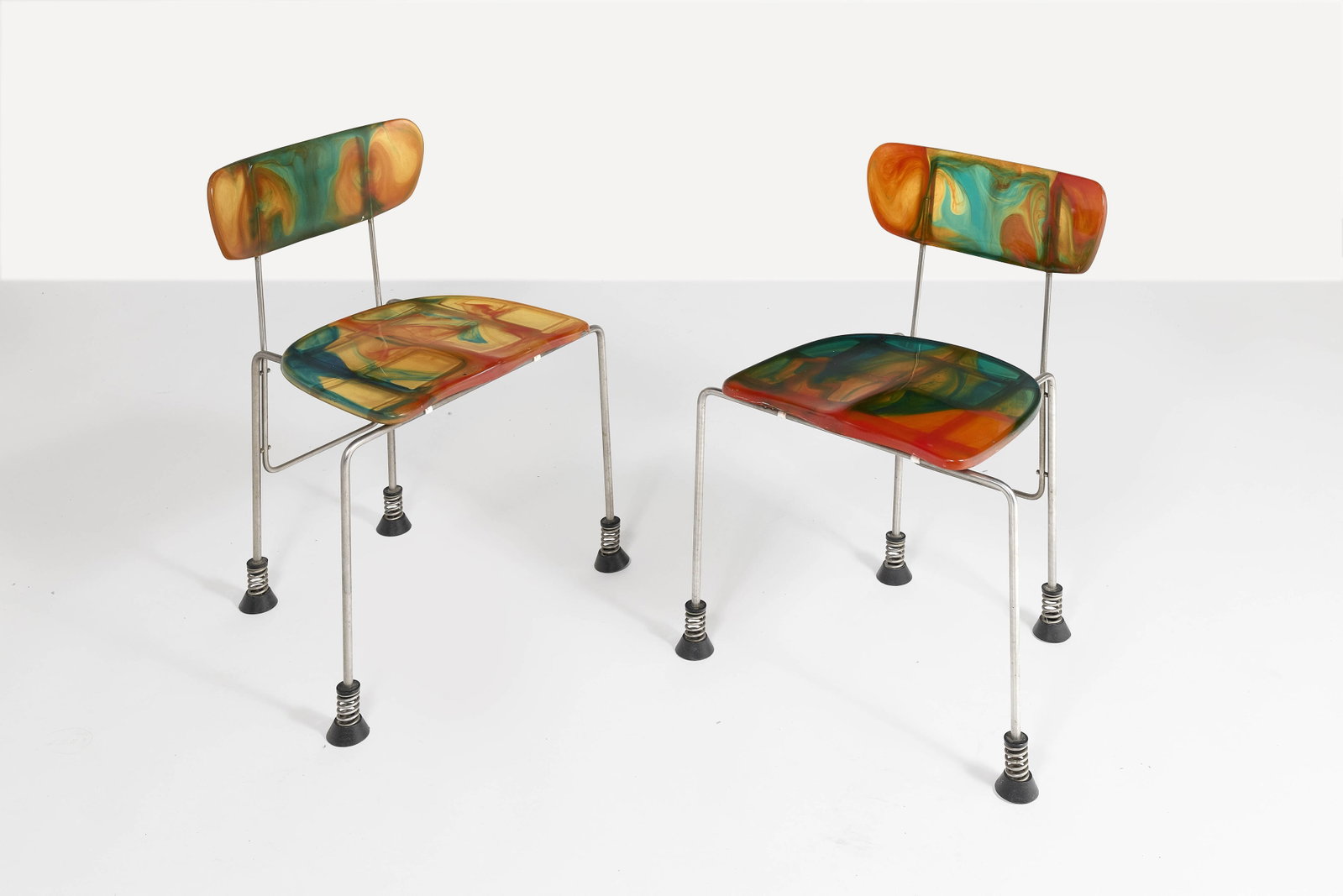 Gaetano PESCE: Gaetano PESCE Paire de chaises « Broadway » – circa 1993 Sabots en caoutchouc, piètement en acier chromé, assise et dossier en résine teintée