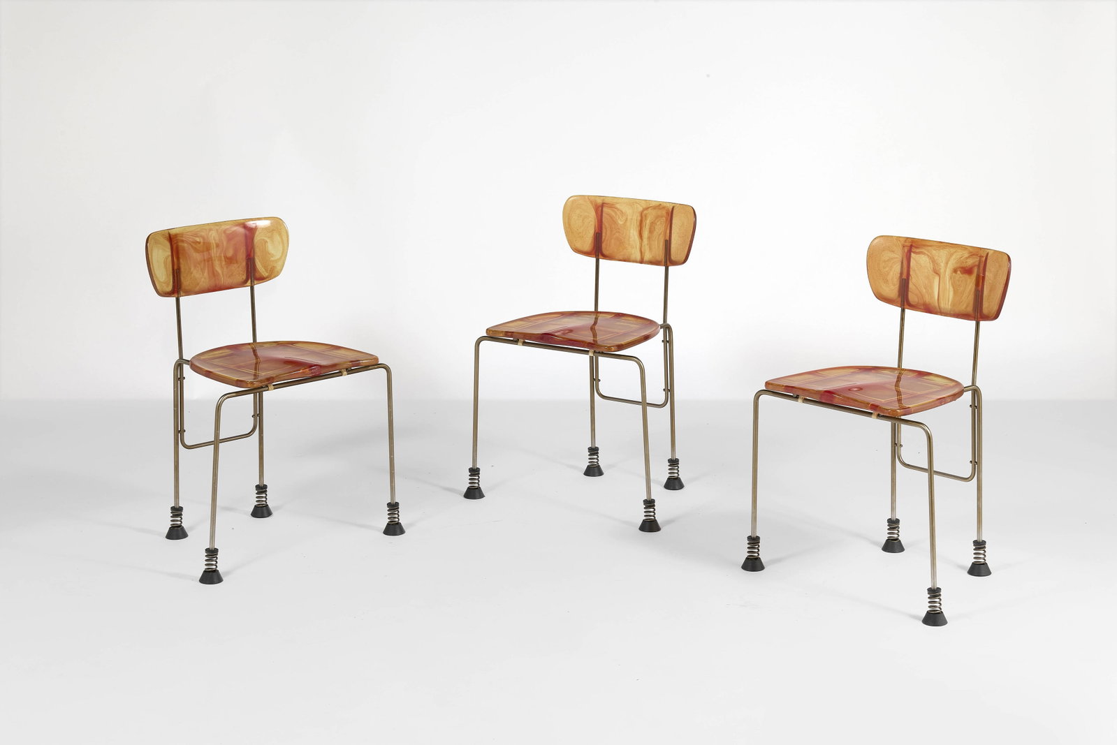 Gaetano PESCE: Gaetano PESCE Suite de trois chaises « Broadway » – circa 1993 Sabots en caoutchouc, piètement en acier chromé, assise et dossier en résine teintée