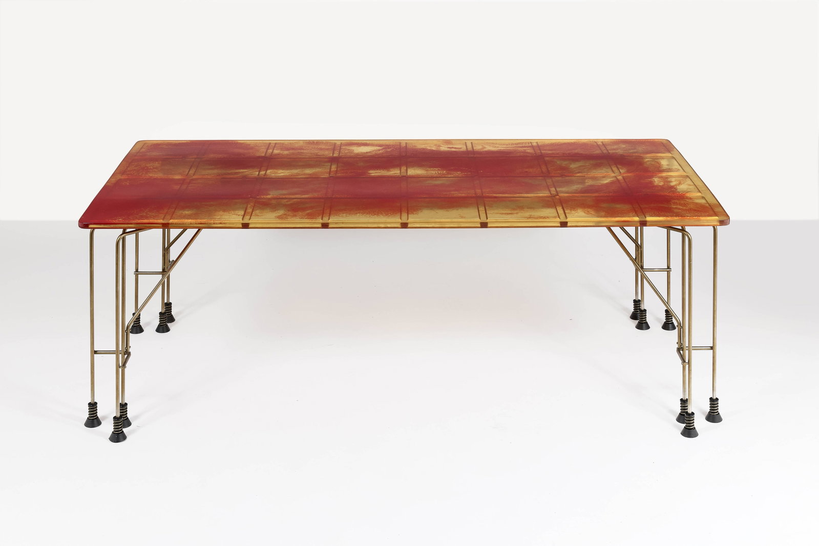 Gaetano PESCE: Gaetano PESCE Table « Broadway » – circa 1993 Sabots en caoutchouc, piètement en acier chromé et plateau en résine teintée Édition Bernini 75