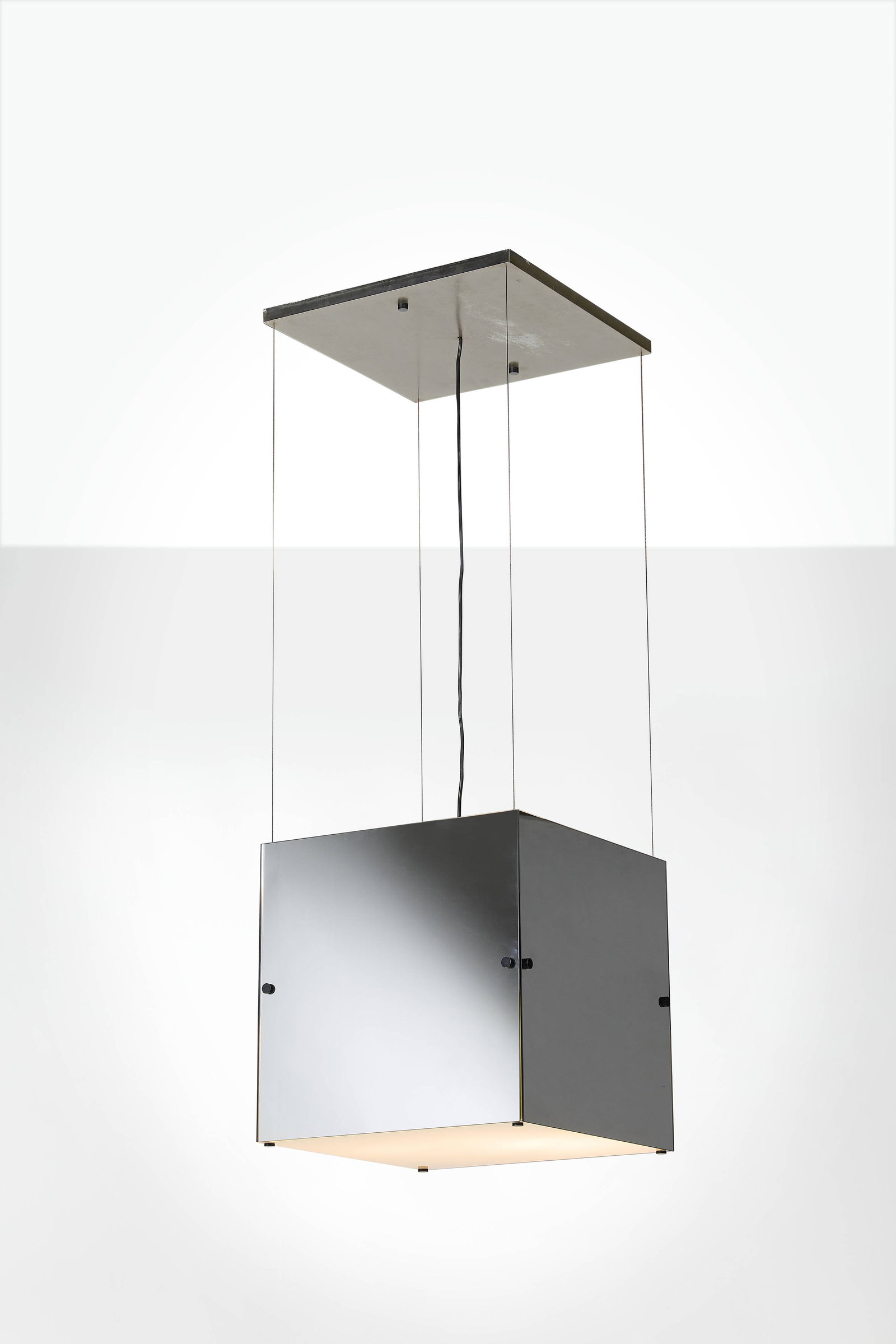 Nanda VIGO: Nanda VIGO (1936-2020) Suspension « Explorer » – circa 1971 Structure en acier laqué blanc et acier brossé, diffuseurs en verre miroité et câbles en aci