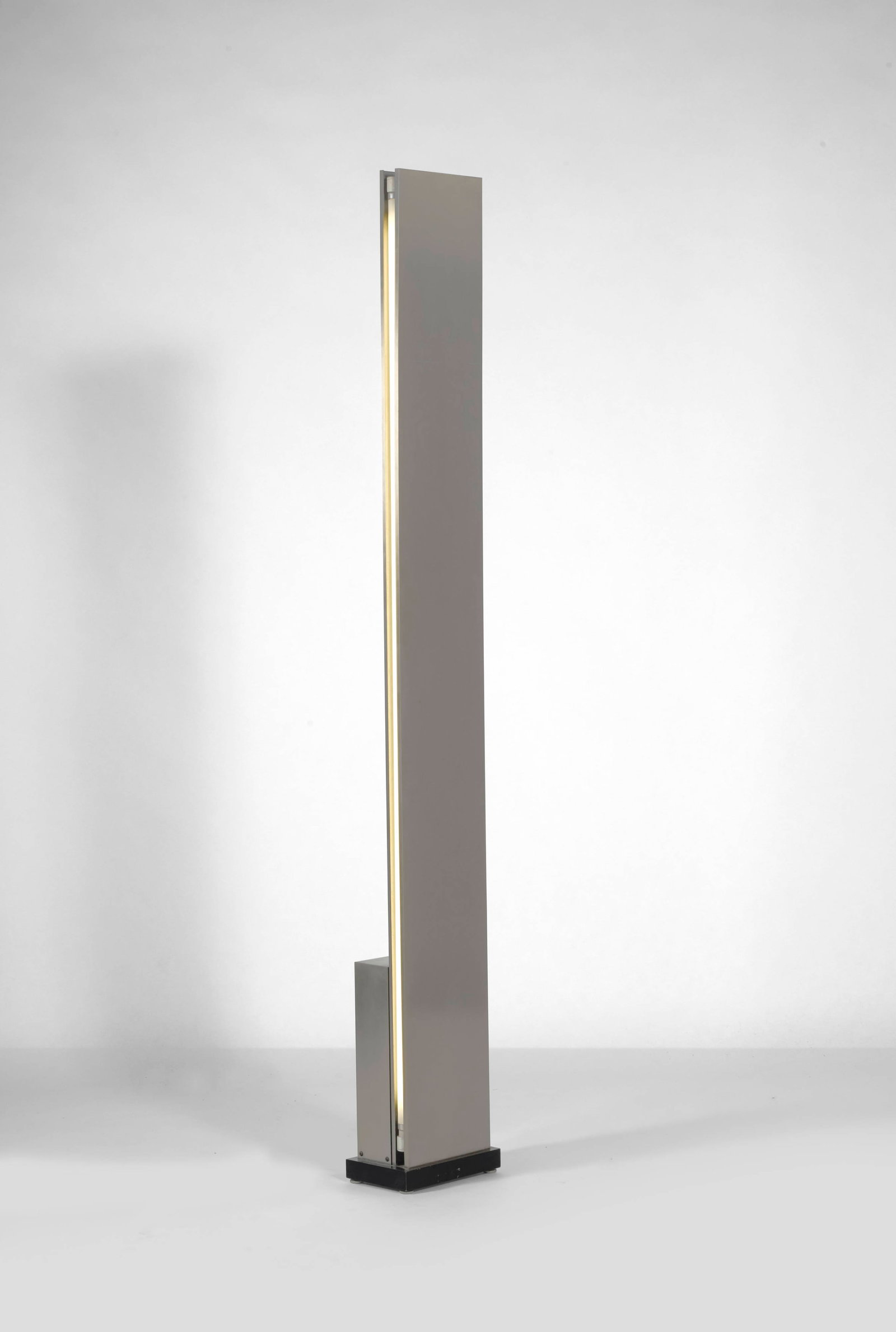 Nanda VIGO: Nanda VIGO (1936-2020) Lampadaire « Manhattan » modèle 14105 – circa 1972 Base en métal laqué noir, structure en lame d’acier et néons Édition